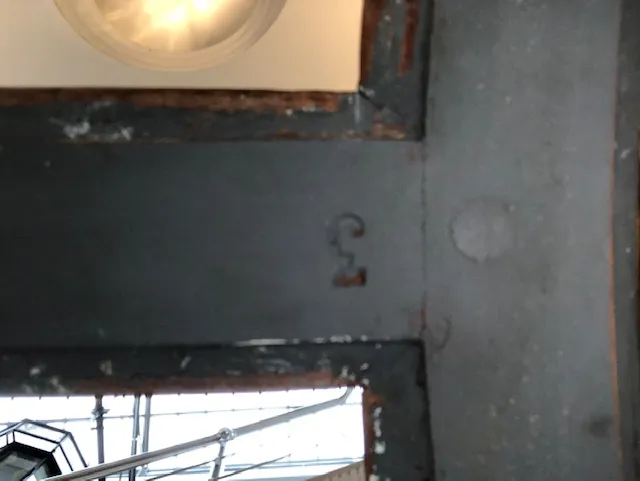 Antikes Buch mit abgenutzten Details in einer historischen Umgebung.