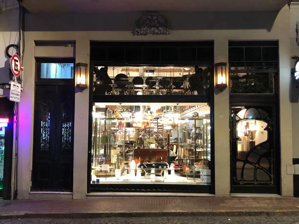 fachada de una tienda de antigüedades con iluminación