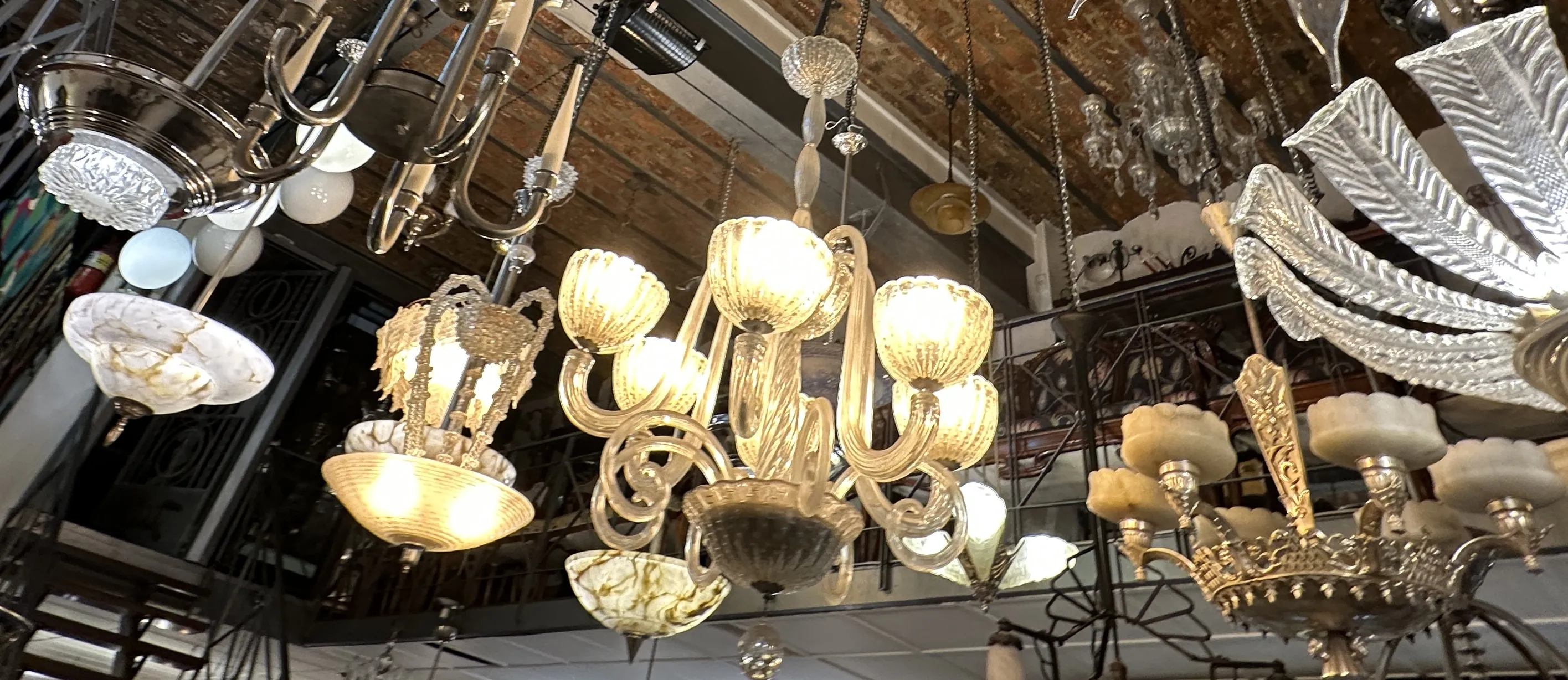 chandeliers antiques éclairés avec des détails décoratifs