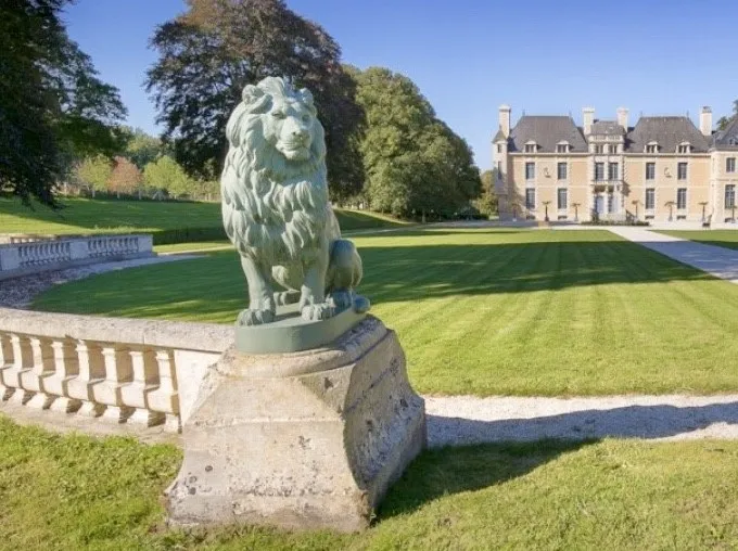 sculpture ancienne d'un lion dans un cadre naturel