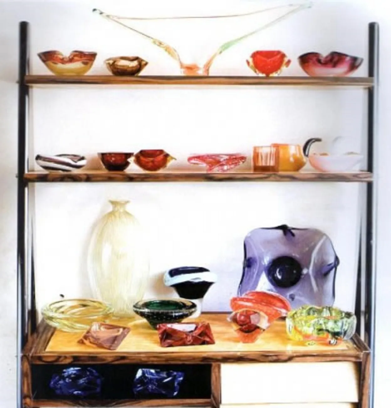 vitrine com antiguidades muranos coloridas