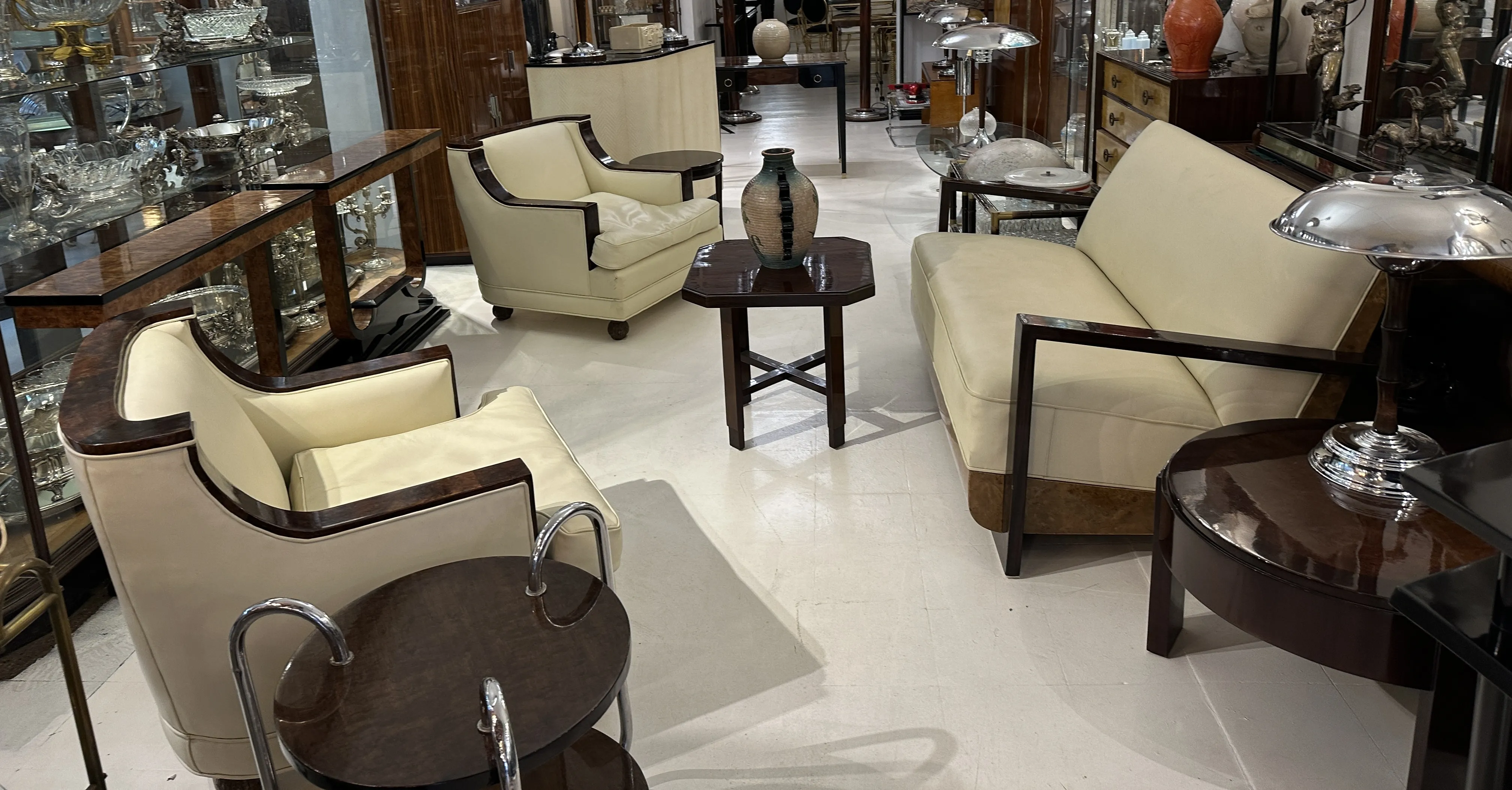 Conjunto de sillas y sillones antiguos en un salón elegante.