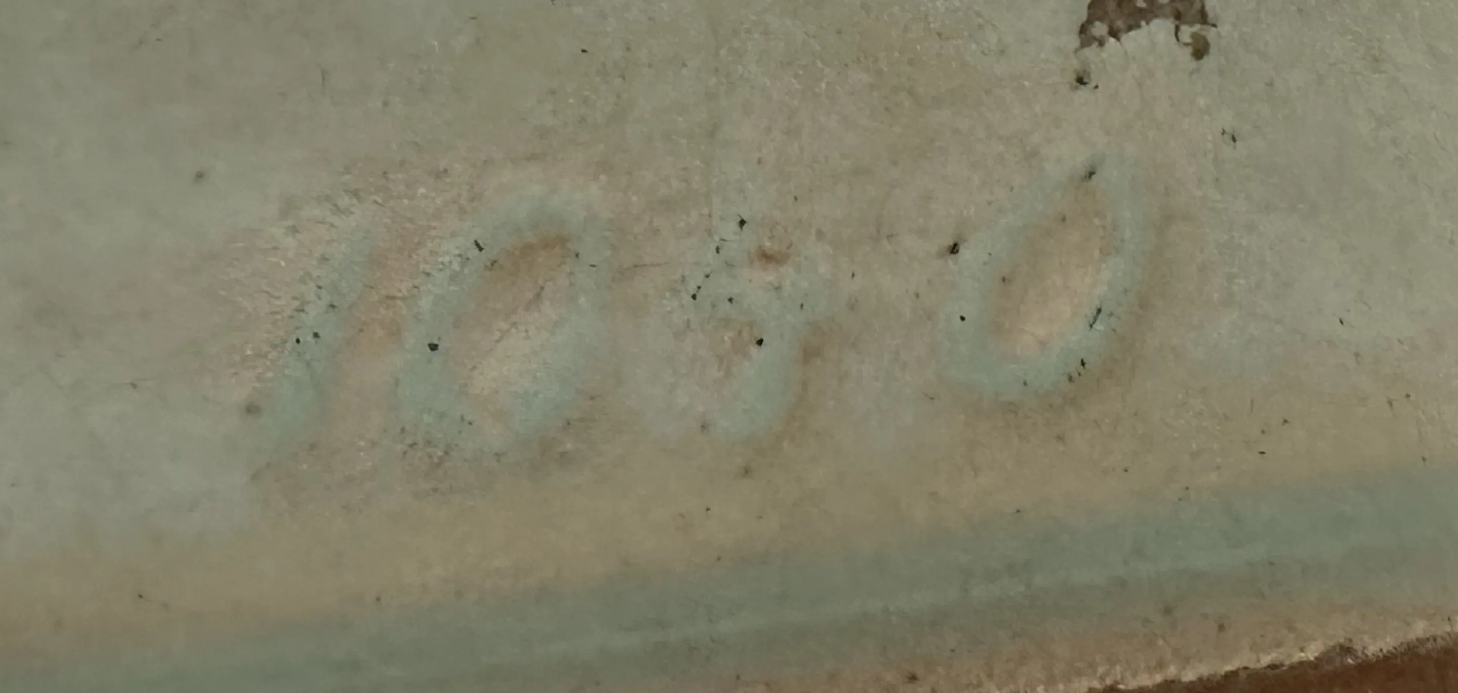 inscrição do número 1050 em uma superfície antiga
