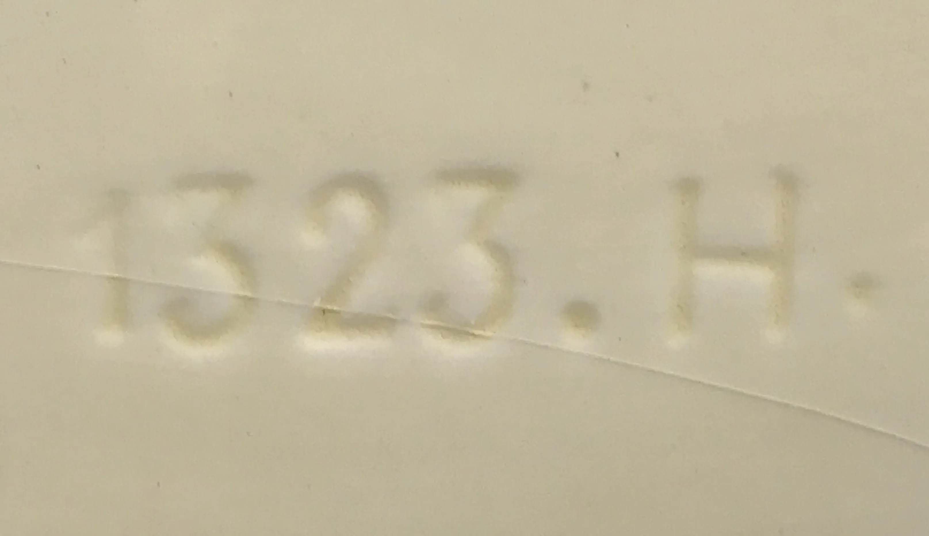 dettaglio del numero di serie 1323. H su un'antichità