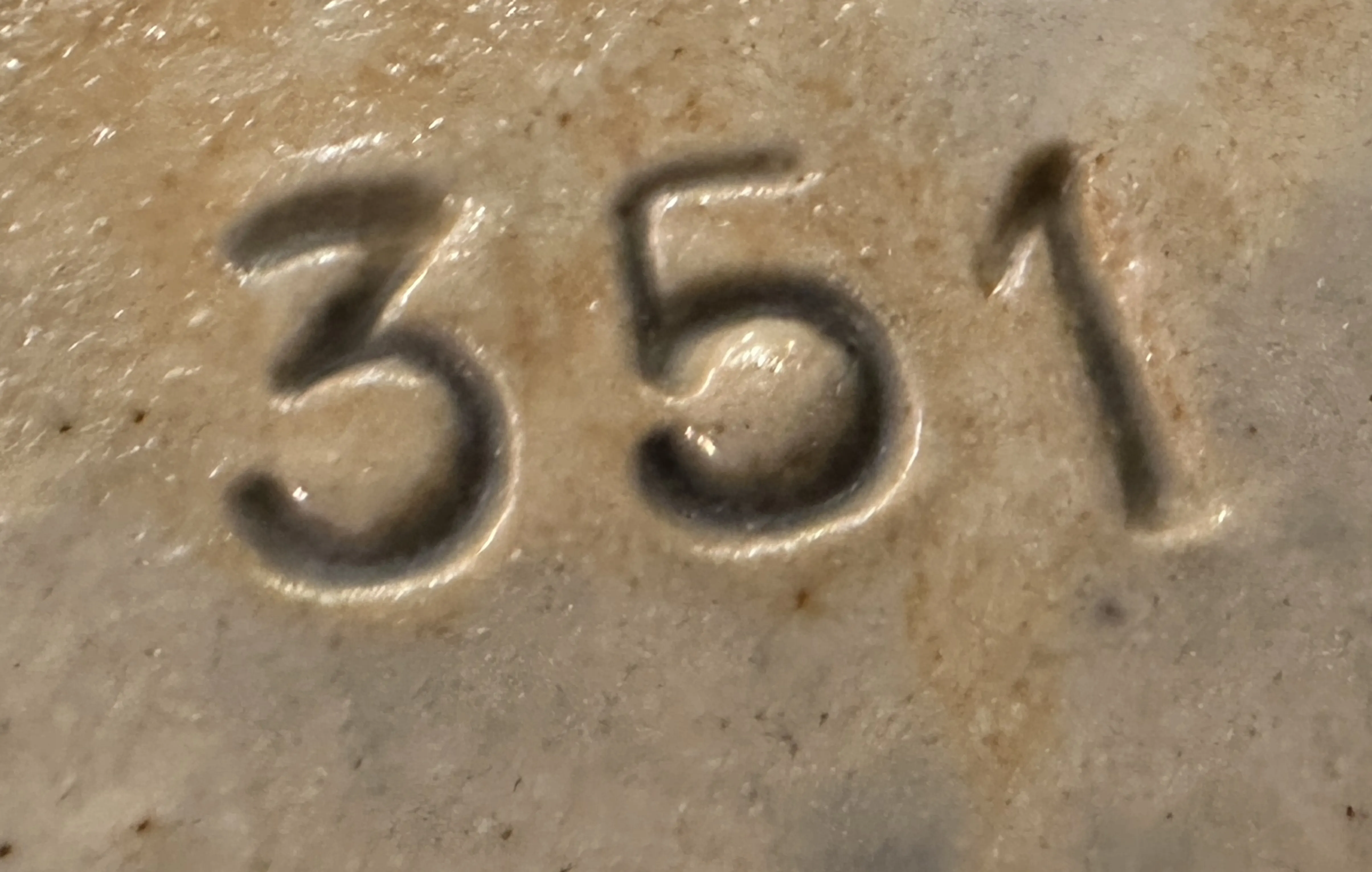 앤틱에 새겨진 일련 번호 351의 클로즈업.