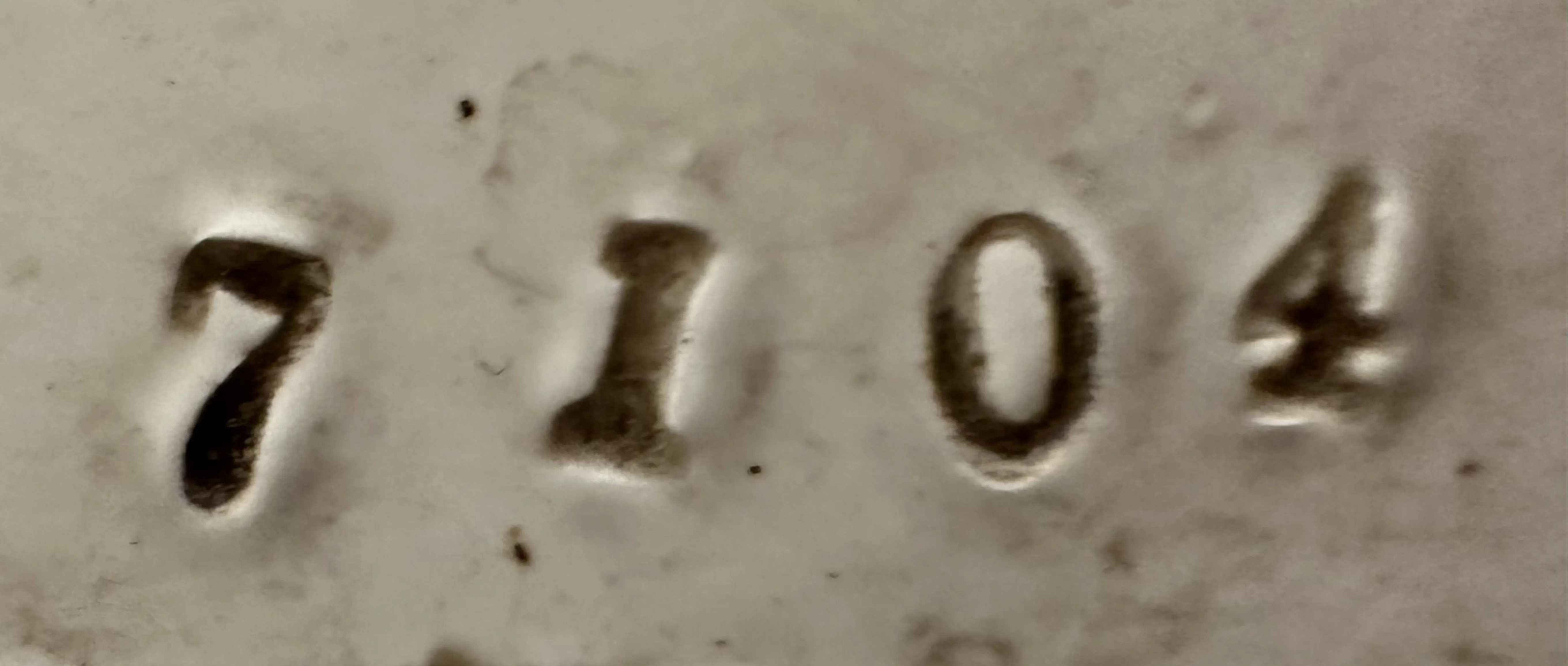 inscription visible d'un numéro de série ancien 7104