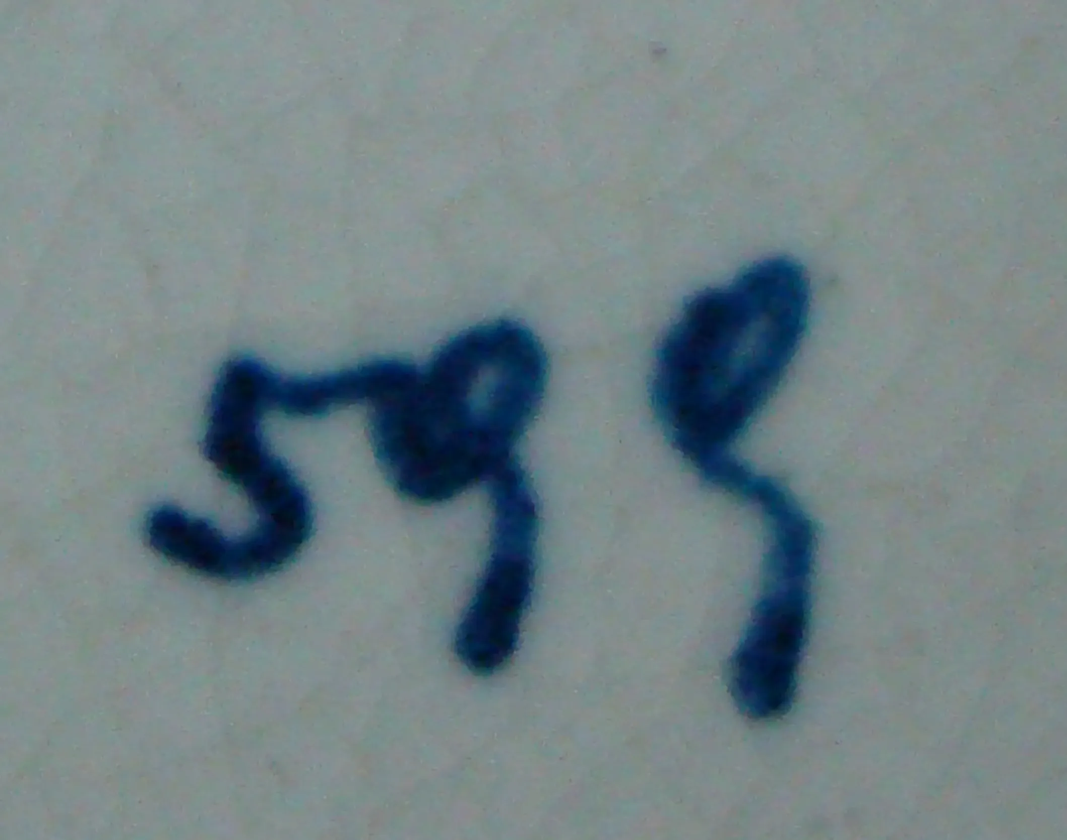 Details der Seriennummer 599 auf hellem Hintergrund