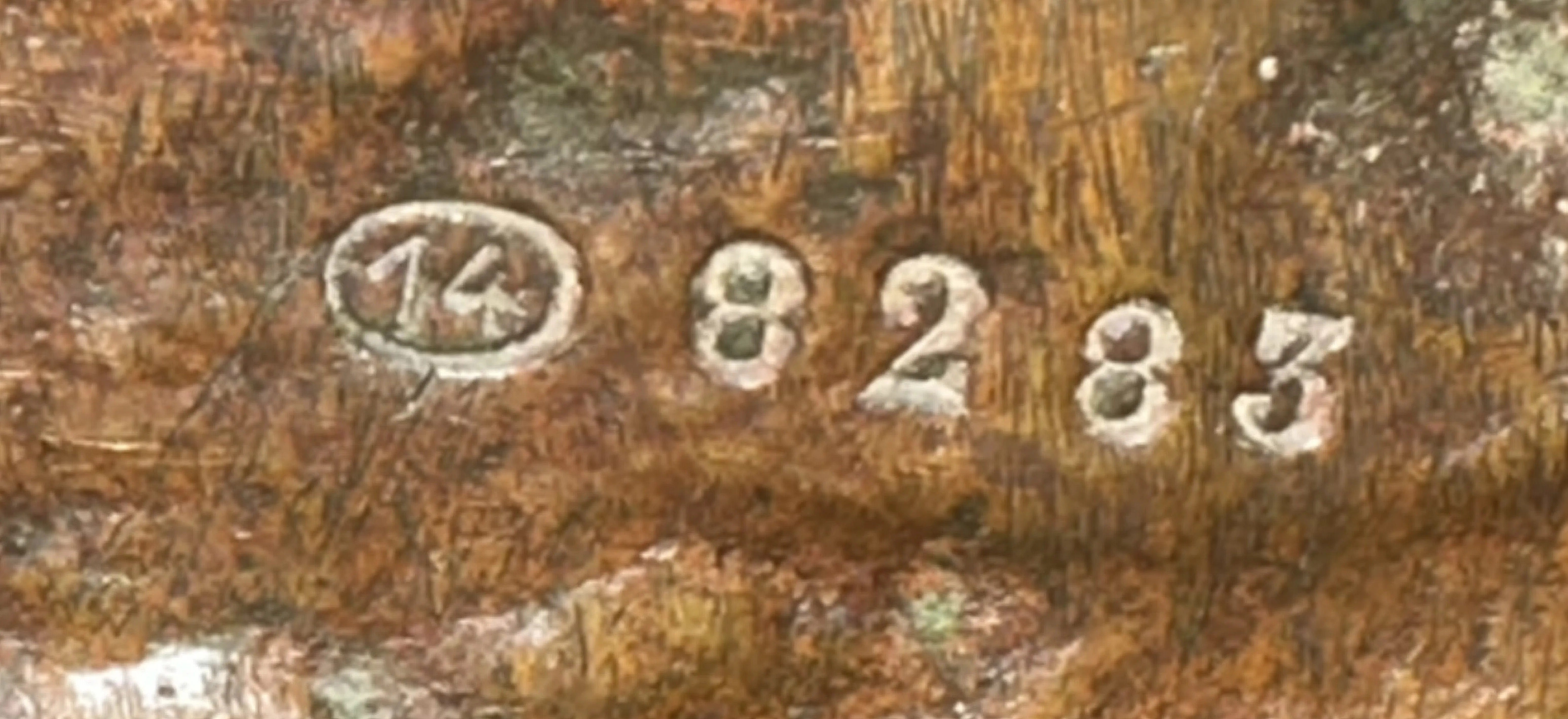 détail d'antiquité avec numéro de série 14 8283.