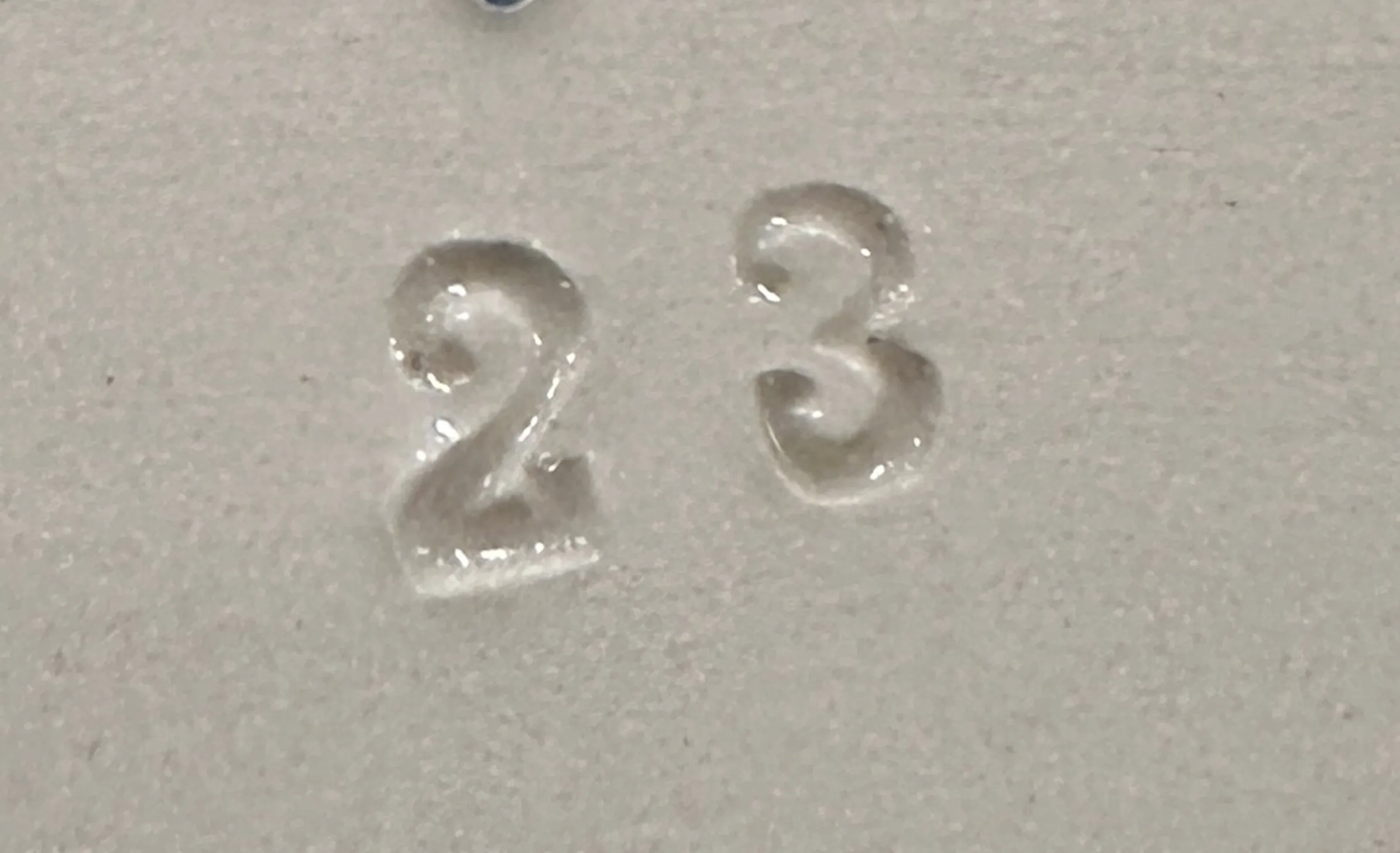 dettagli di un numero di serie 23 su una superficie liscia.