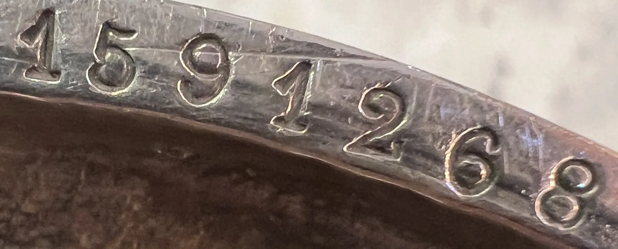 Incisione di un numero di serie antico 1591268 con dettagli chiari.