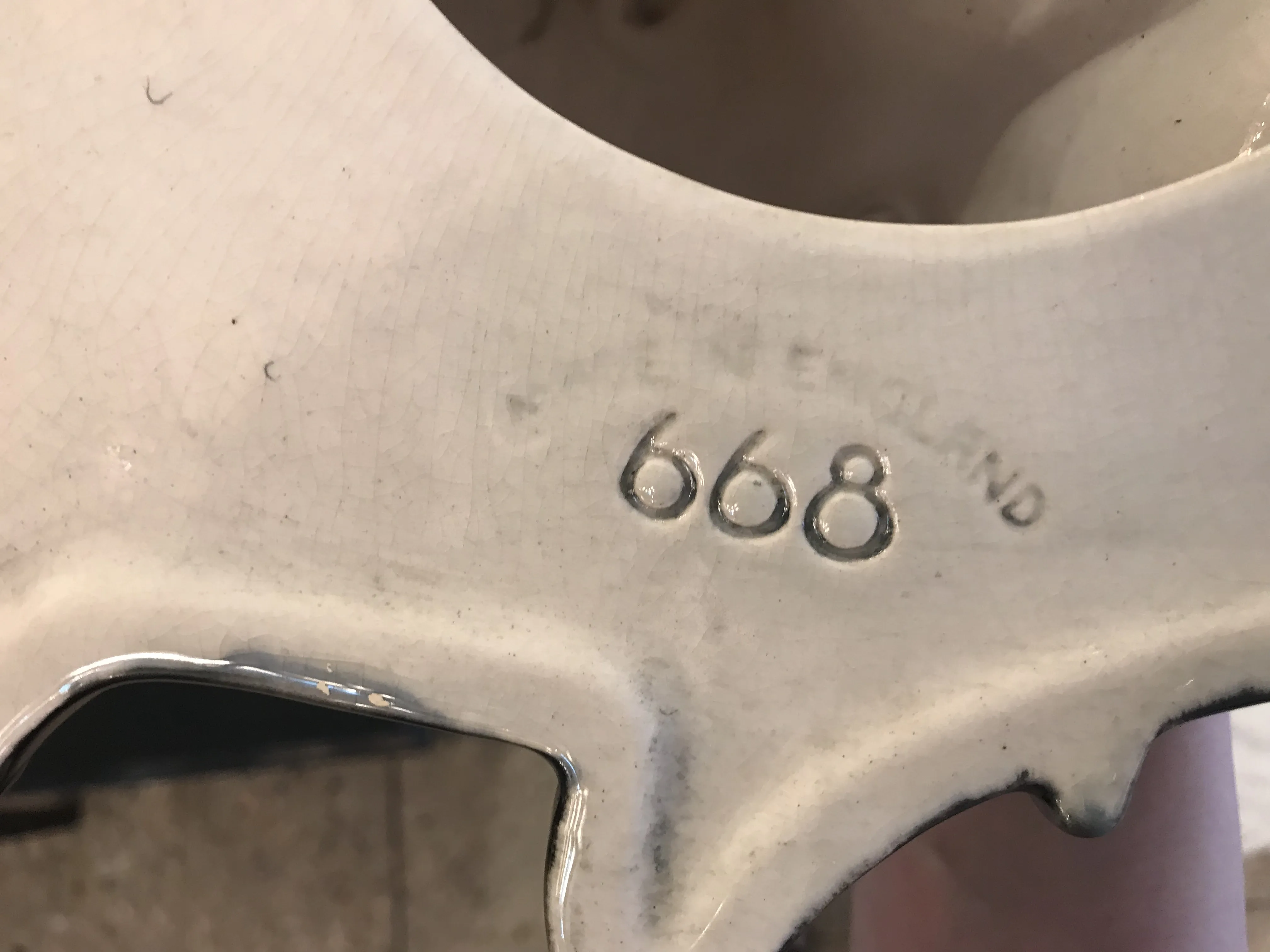 details der seriennummer 668 auf einem antiken Stück