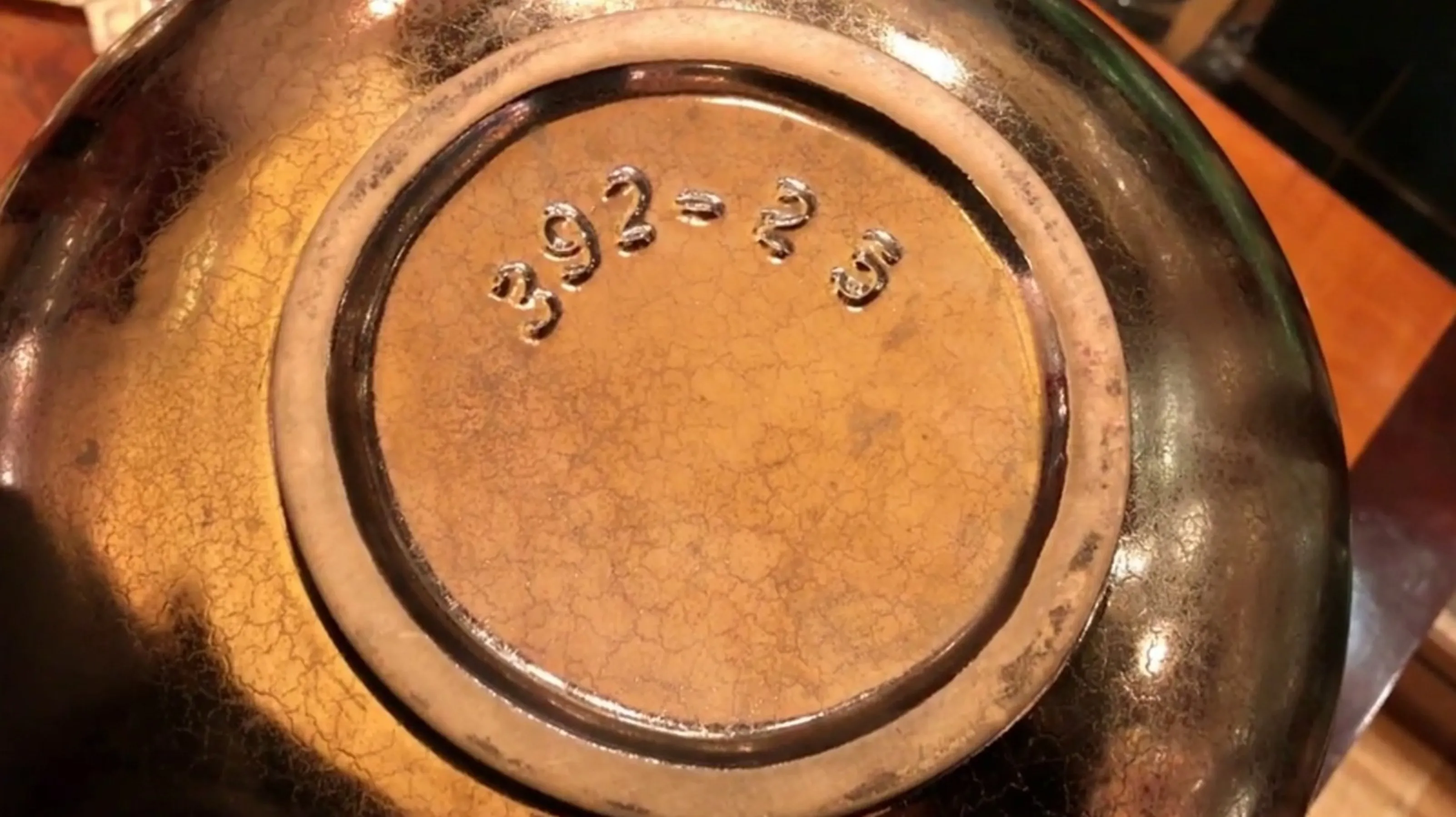 dettaglio di un oggetto antico con numero di serie 392-25
