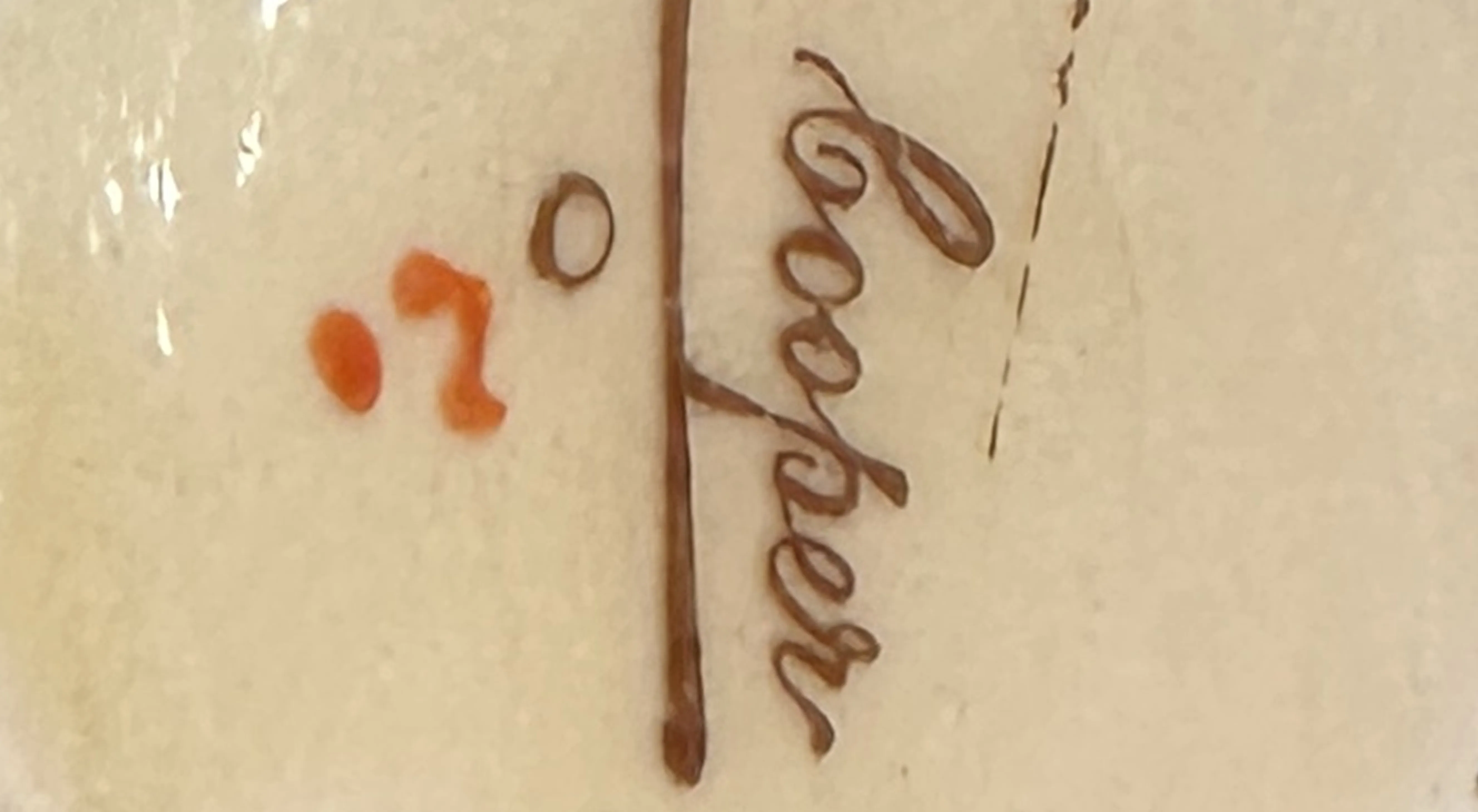 antiquité avec inscription et numéro de série 02 visible