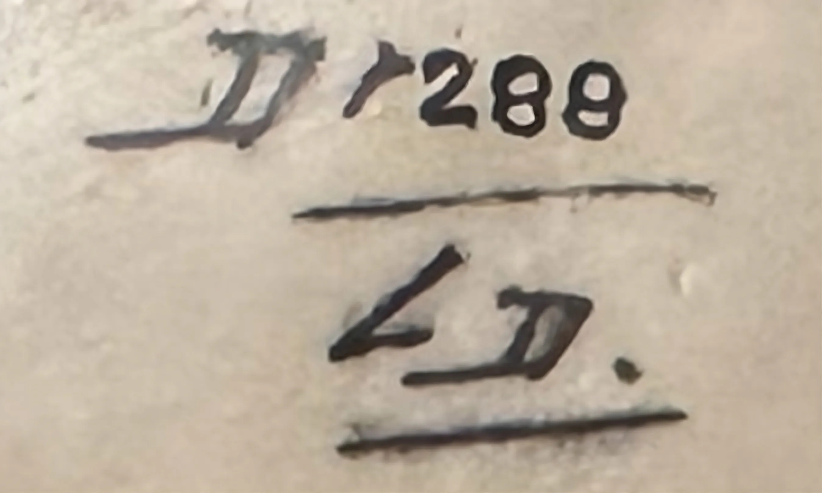 シリアル番号 DR 288 LD の古代の銘刻