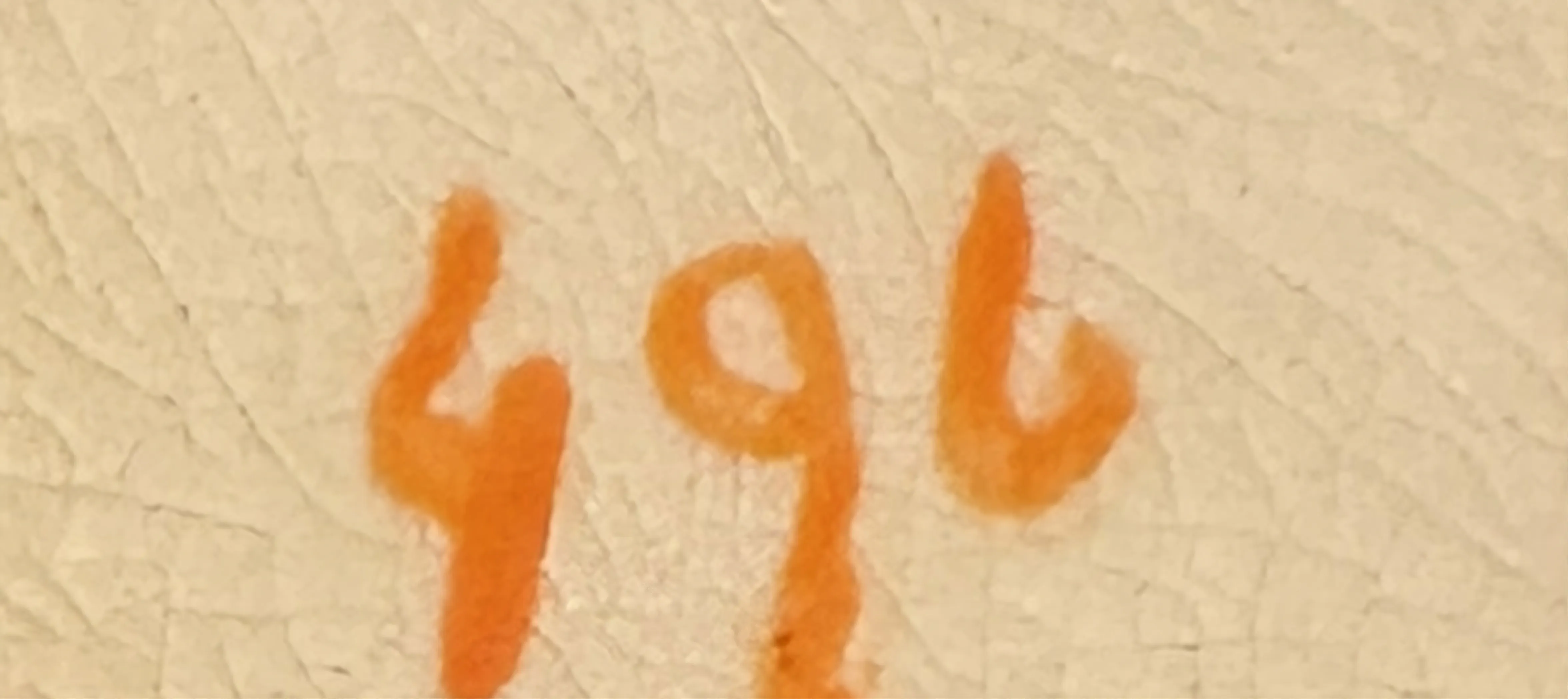 Antike mit Seriennummer 496 vor hellem Hintergrund.