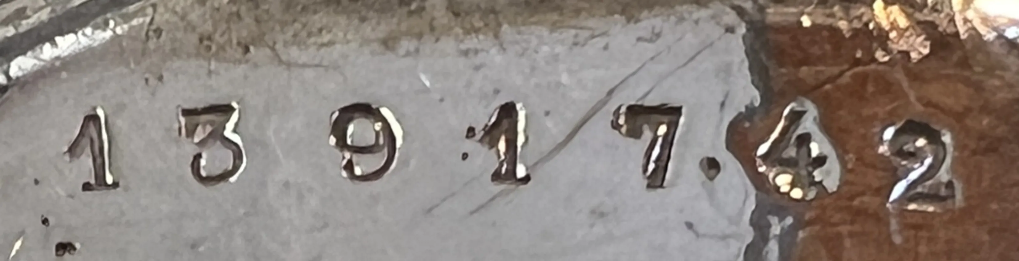 numero di serie 1391742 su una superficie antica e dettagliata