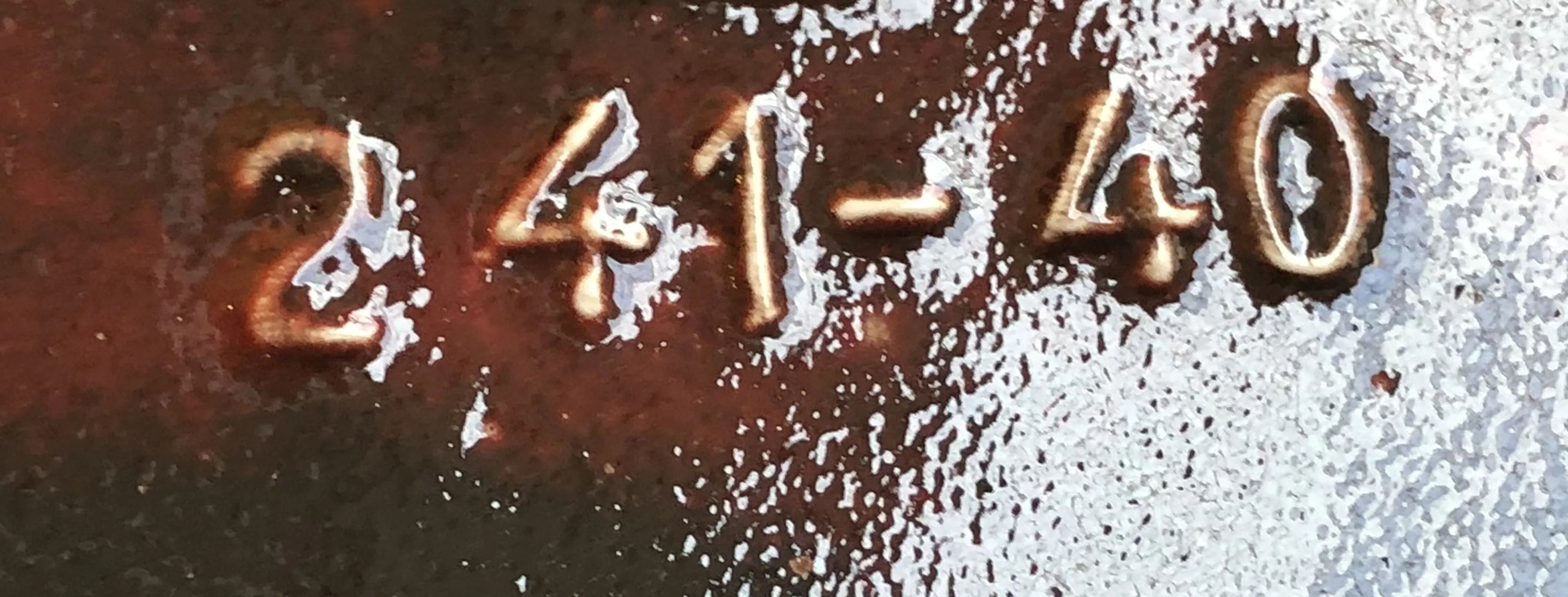 Detalle de antigüedad con inscripción de número 241-40