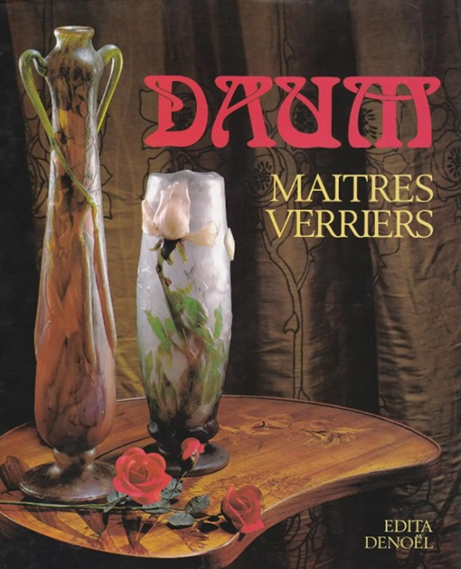 Два античных подписанных стекла Даум Нэнси с розами на деревянном столе.