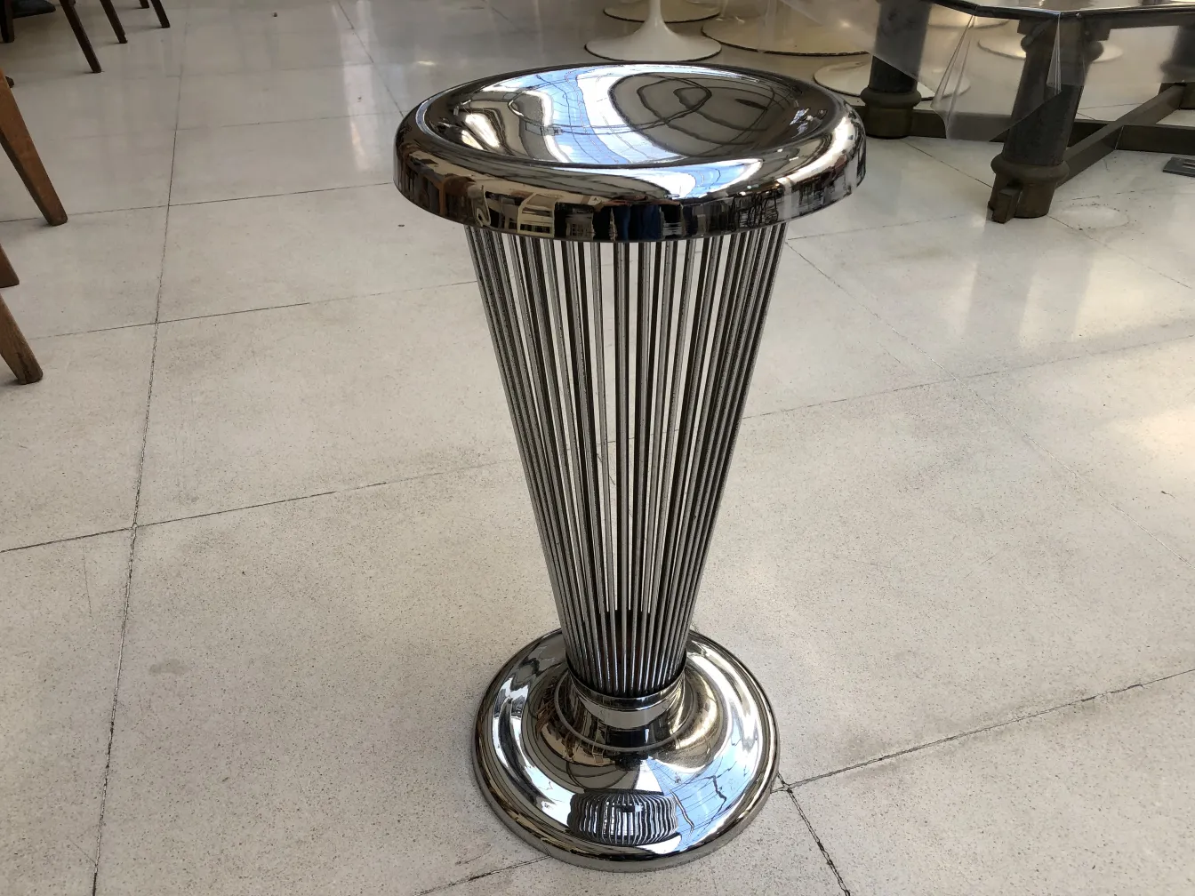 Cenicero de pie con diseño elegante en ambiente antiguo