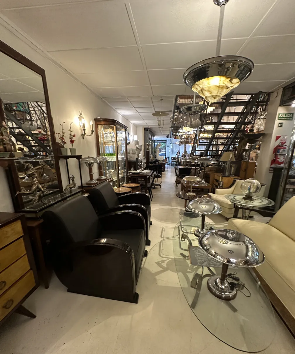 पुरातन कॉफी टेबल जिसका आकार अंडाकार है और उसमें सजावटी विवरण हैं