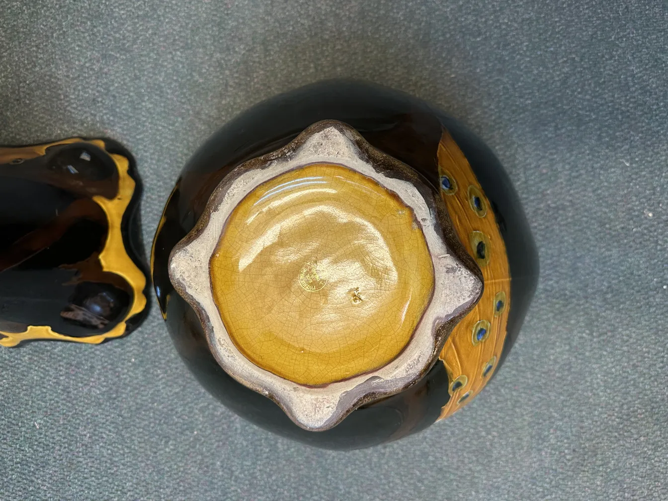 Visão superior de um plantador antigo com detalhes decorativos e base elaborada