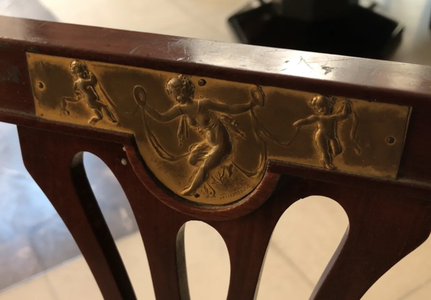 Détails en bronze sur les chaises anciennes avec des figures allégoriques