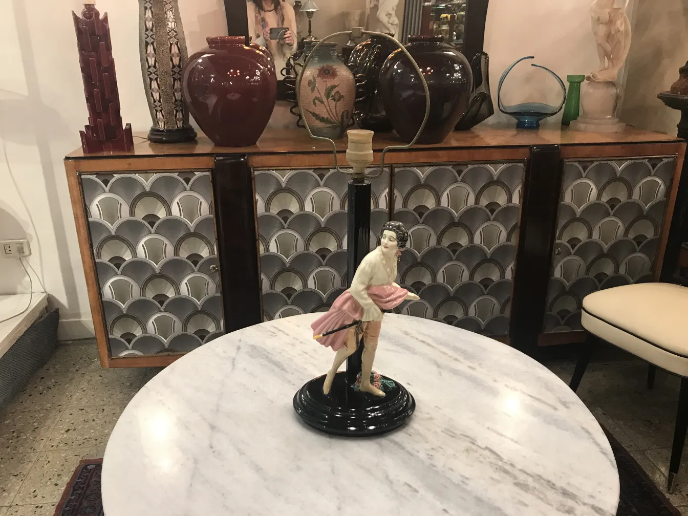Lampada da tavolo antica Keramos con figura elegante e base nera.