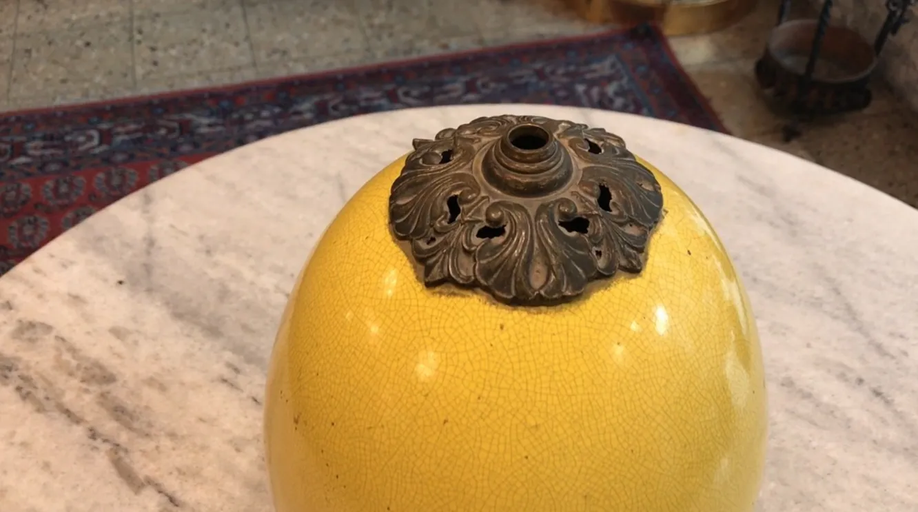Lampada da tavolo antica in art deco gialla con dettagli decorativi.