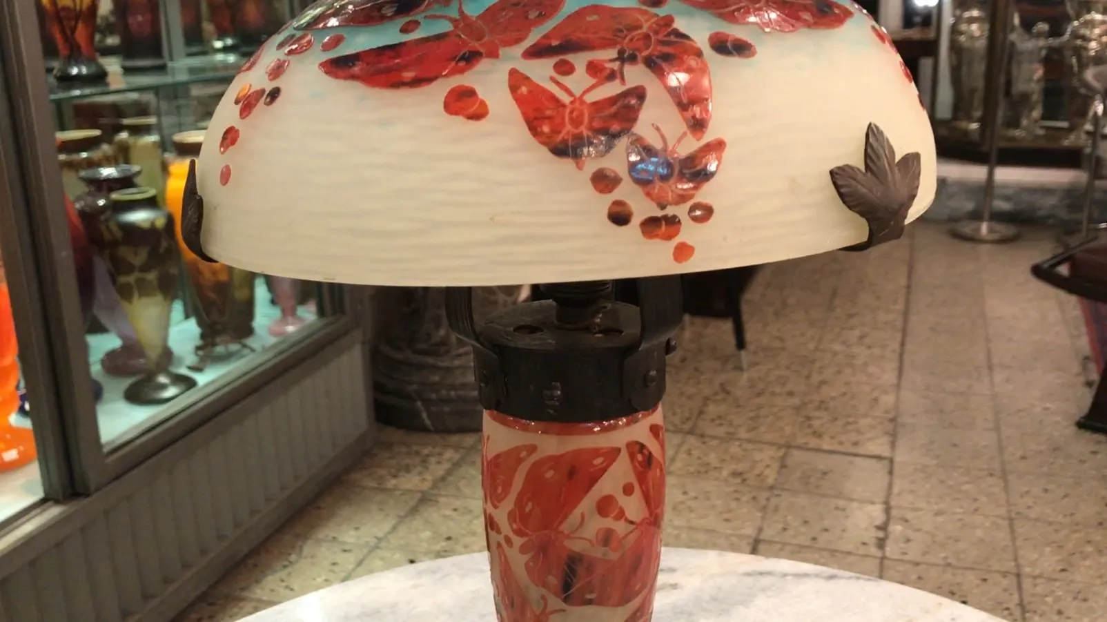 古董灯具，带有图案玻璃和红色蝴蝶