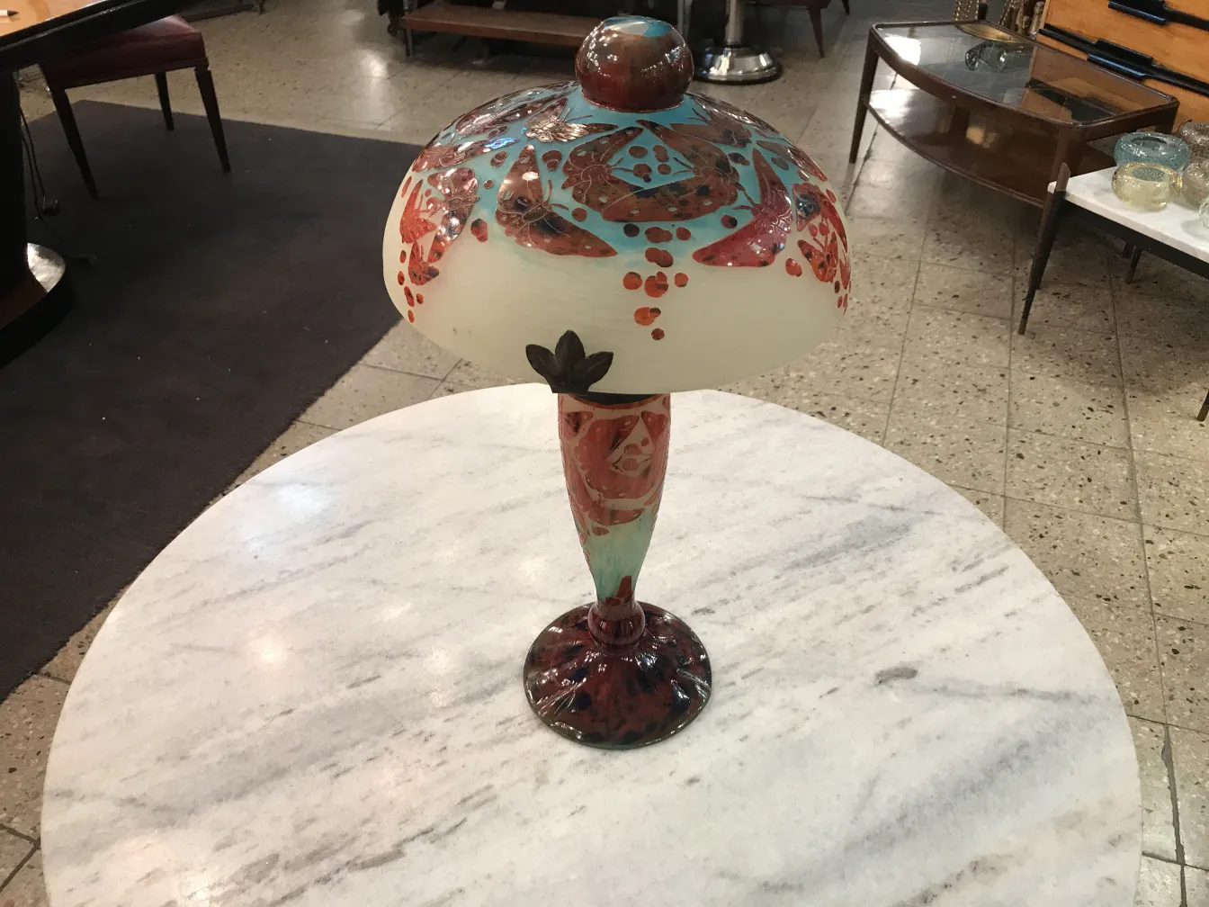 古董玻璃灯，色彩丰富的色调和装饰图案，放在大理石桌子上。