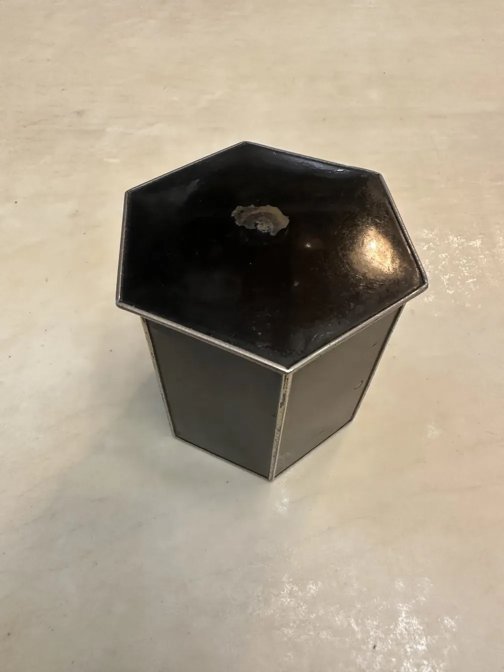 詳細が見える古い六角形の箱