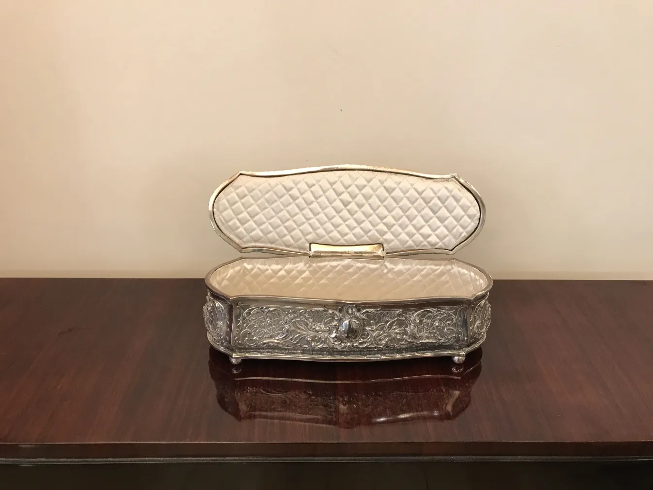 प्राचीन सजावटी डिब्बा, हल्का रंग