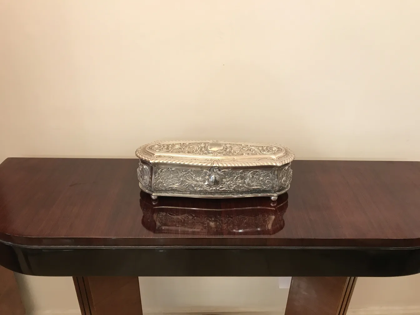 पुराने बक्से की पेचीदगी के साथ लकड़ी की मेज पर