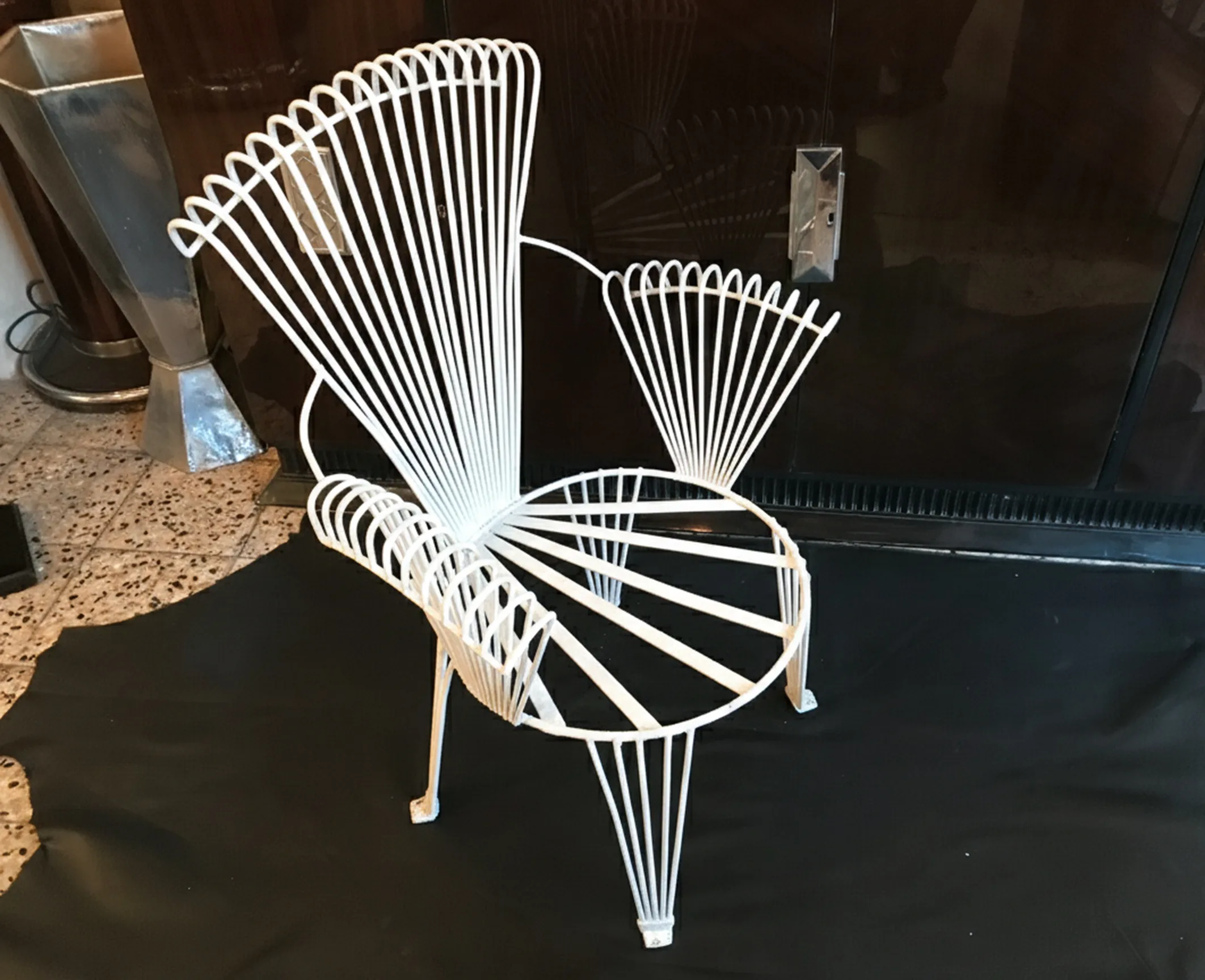 4 poltronas de jardim antigas com um design especial, em um ambiente acolhedor.