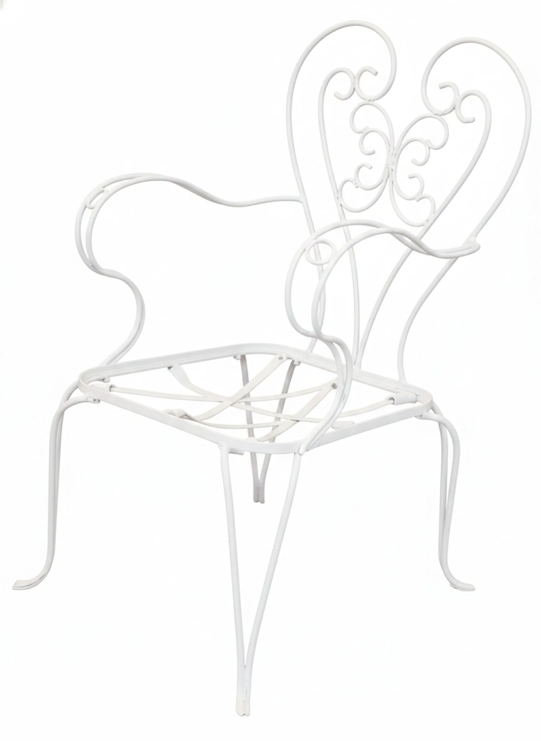 Três antigas poltronas de jardim com design elegante em branco.