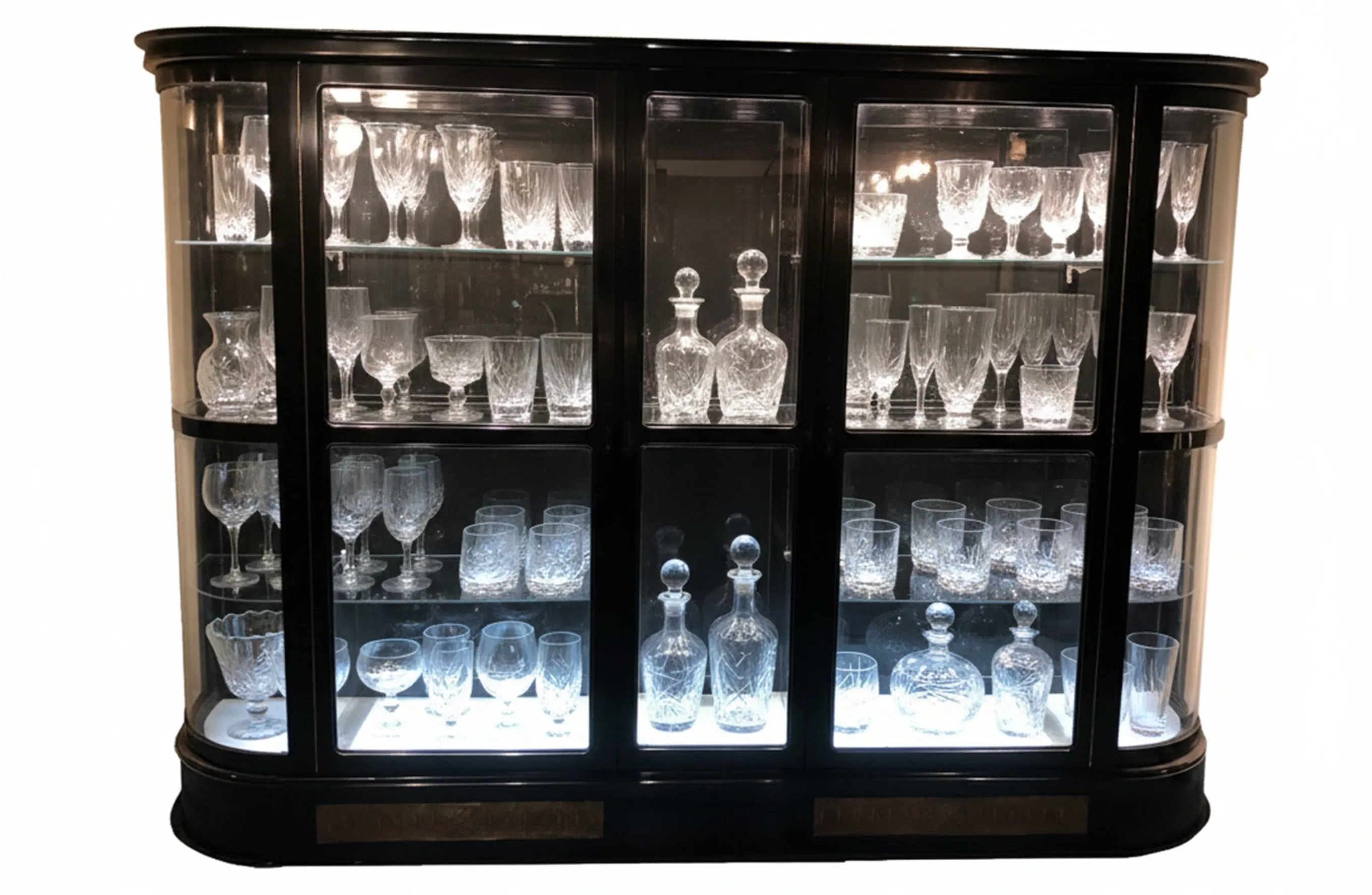 Vitrina antigua con cristalería iluminada y elegante.