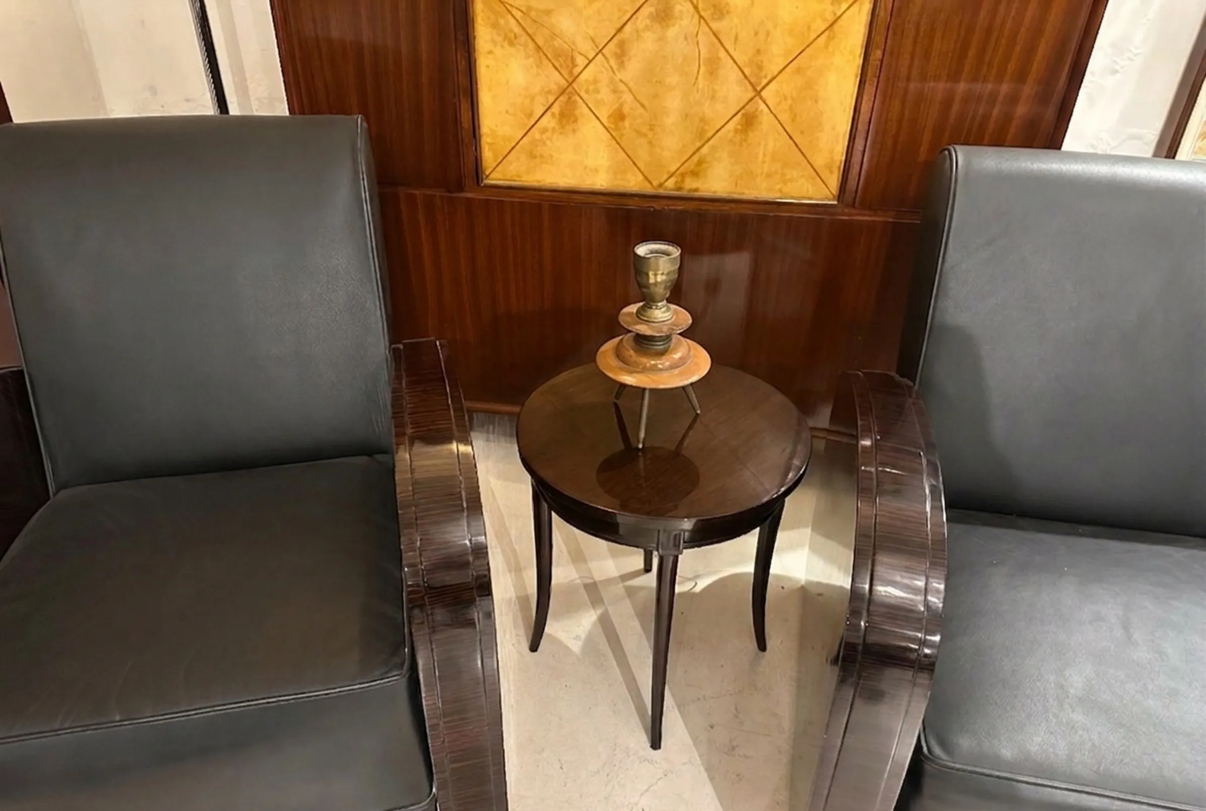 टेबल के साथ पुराना टेबल लैंप, सुरुचिपूर्ण सेटिंग