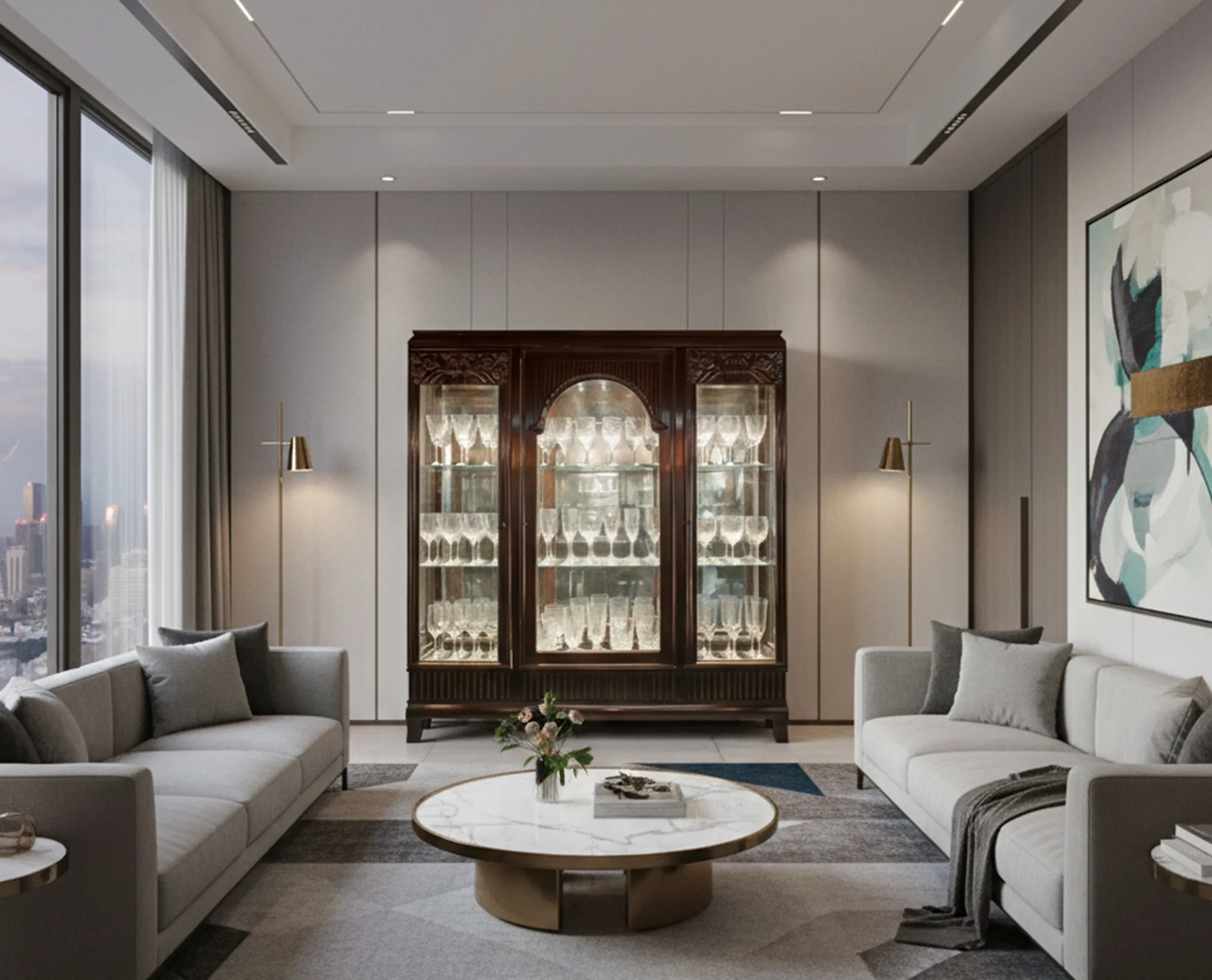 Vitrina antigua en una sala moderna, rodeada de sofás grises y una mesa de centro.