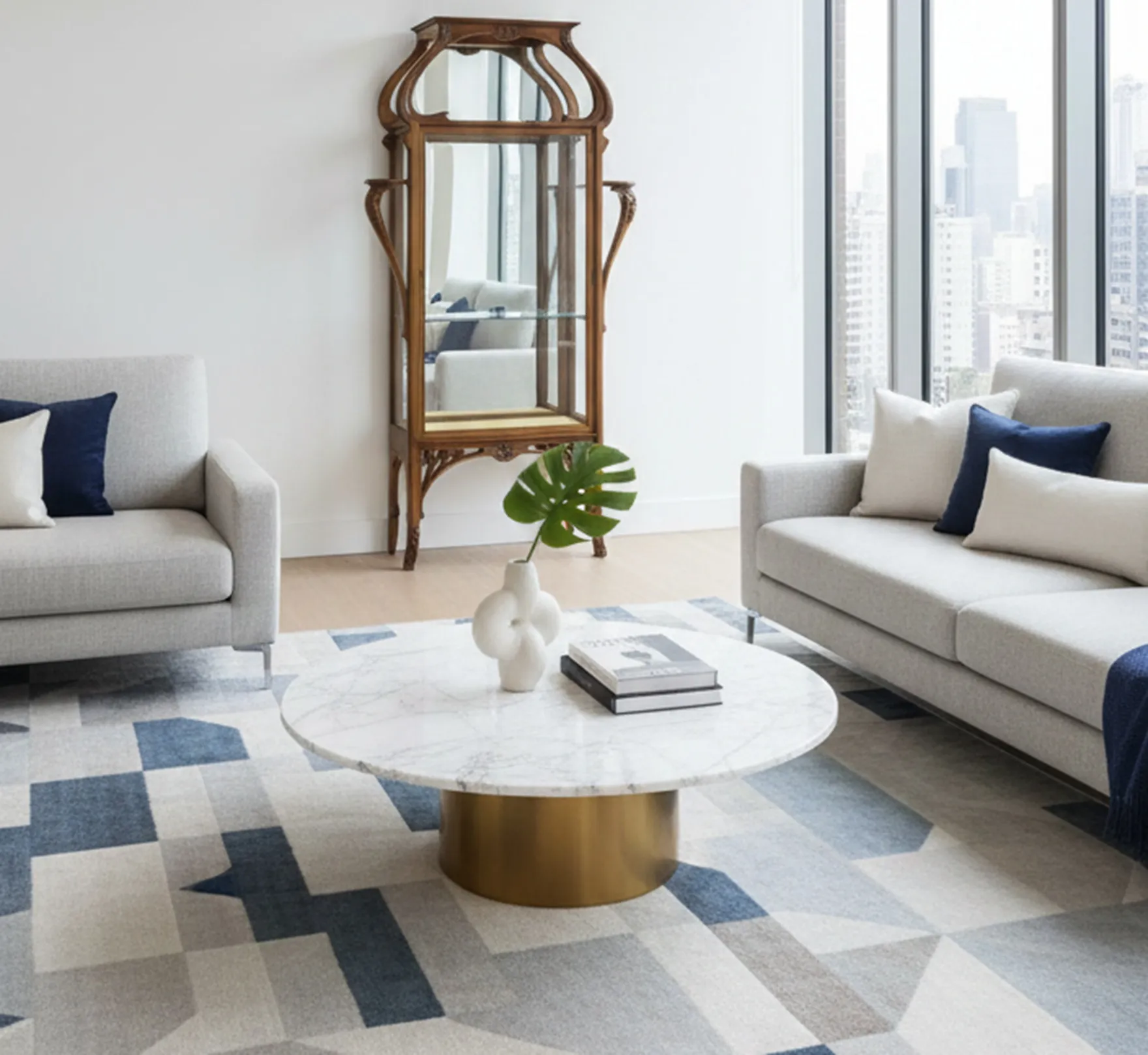 vitrina antigua con espejo, ambiente moderno, decoración elegante