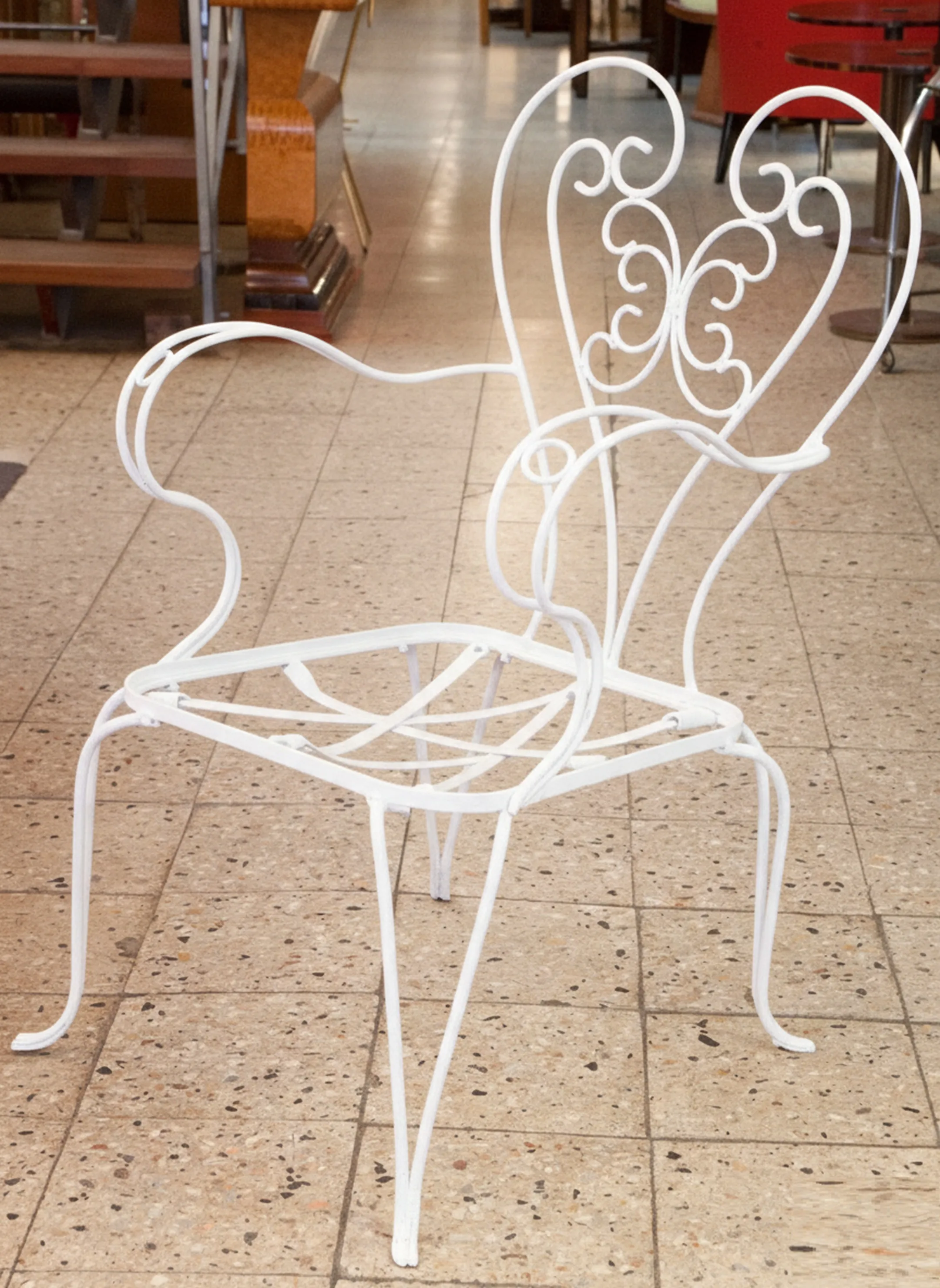 Poltronas de jardim antigas com encosto e pernas decorativos