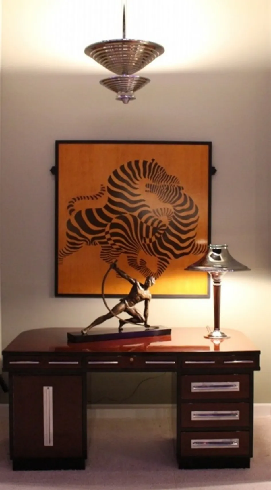 lampara de techo antigua de estilo art deco en una oficina moderna