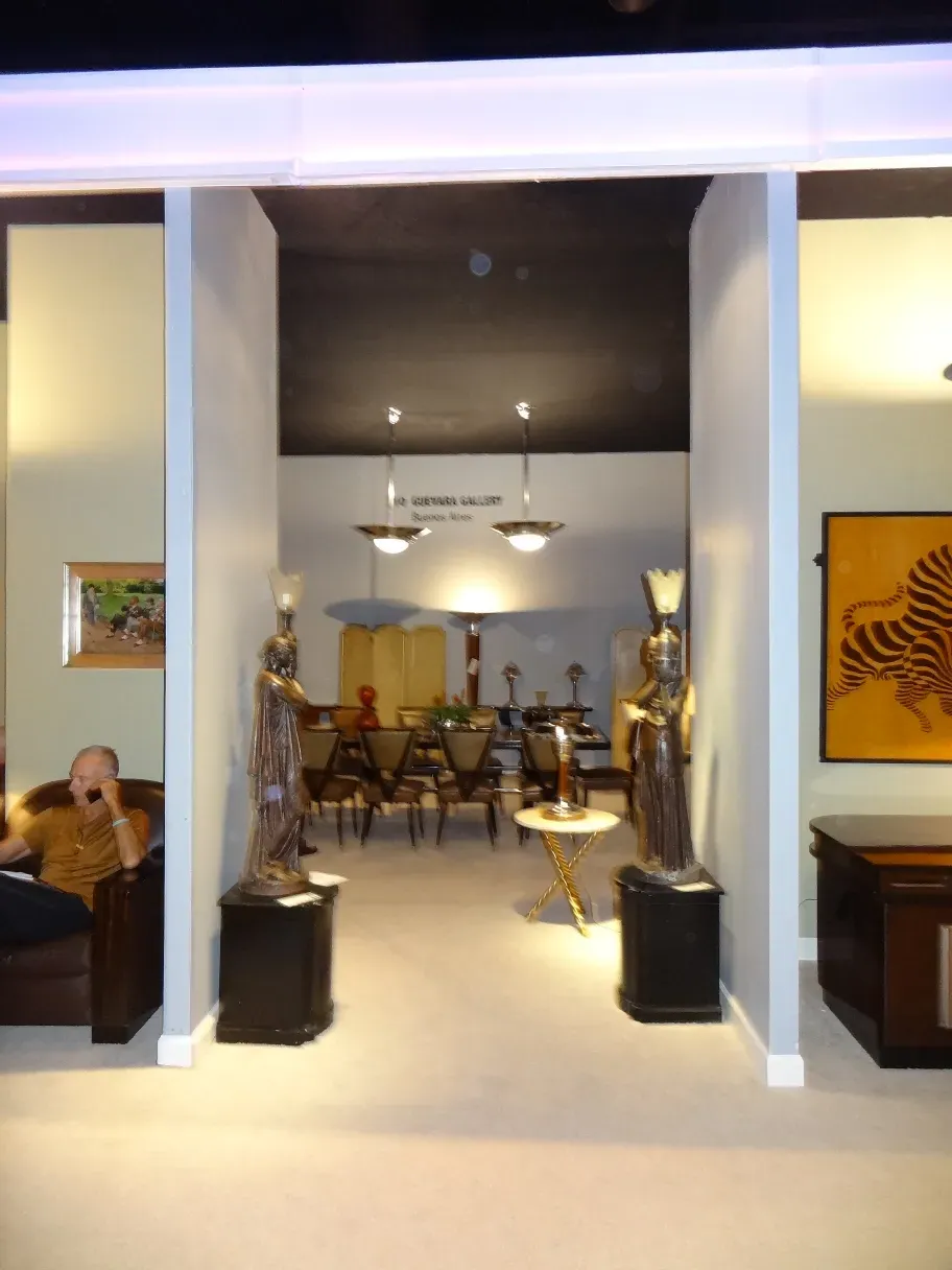 Cuatro lámparas de techo antiguas en un entorno art deco