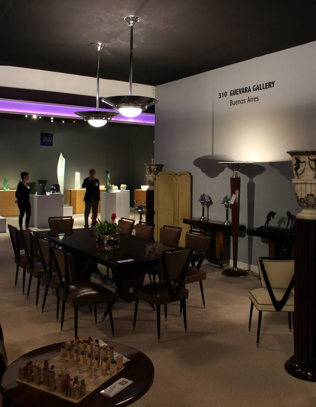 Cuatro lámparas colgantes antiguas art deco en un ambiente elegante