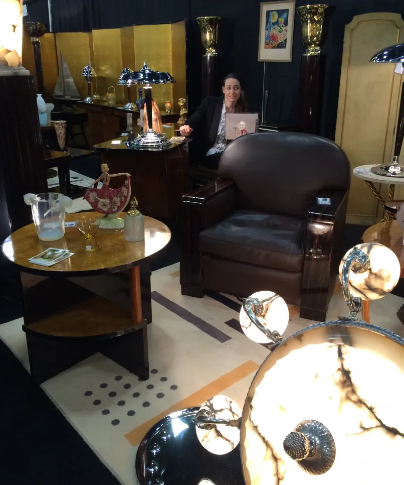 Dos mesitas antiguas art deco elegantes en un ambiente sofisticado.