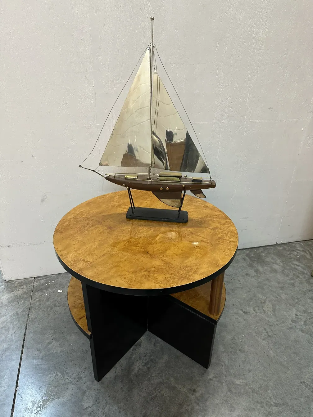 2 mesitas antiguas de diseño art deco con decoración