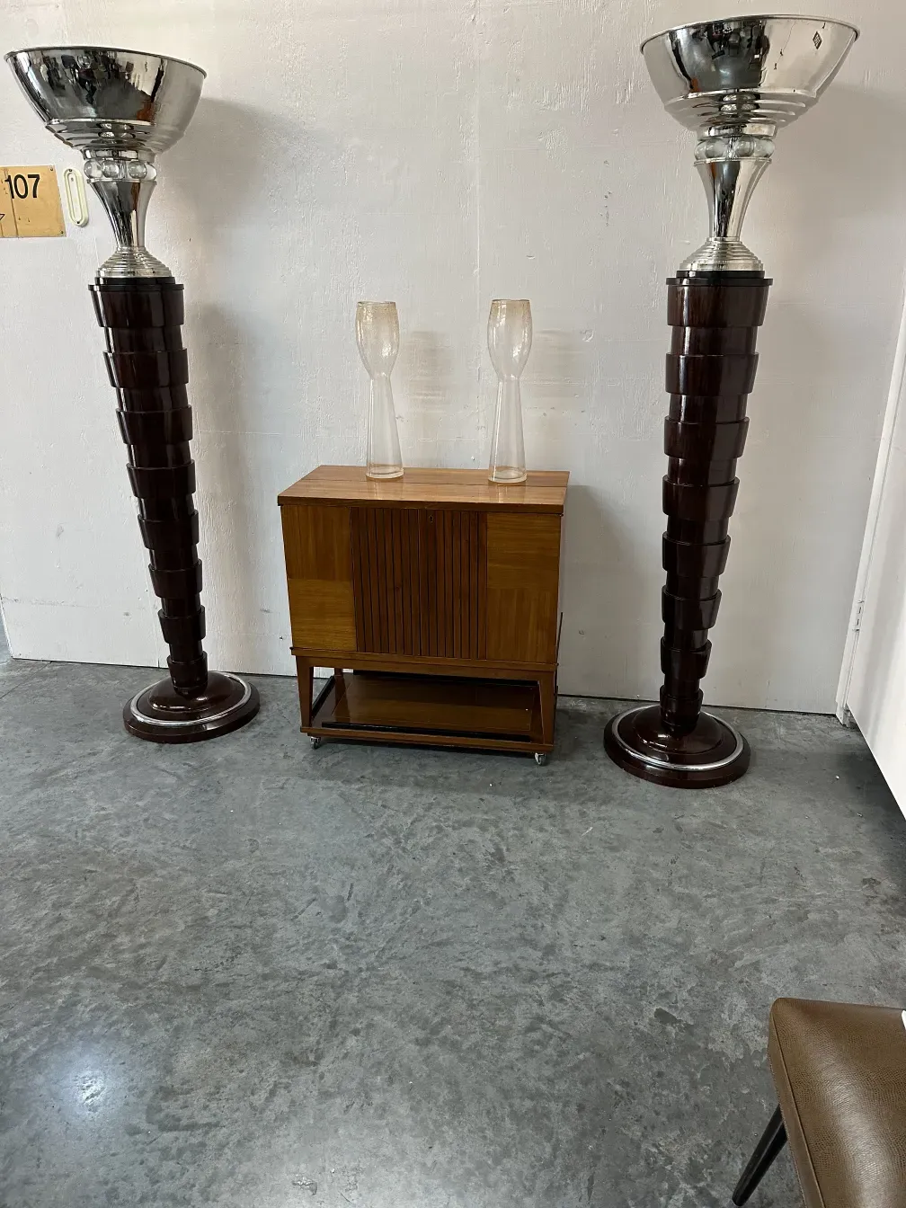 dos antiguos floreros de Murano con diseño elegante, en un ambiente refinado