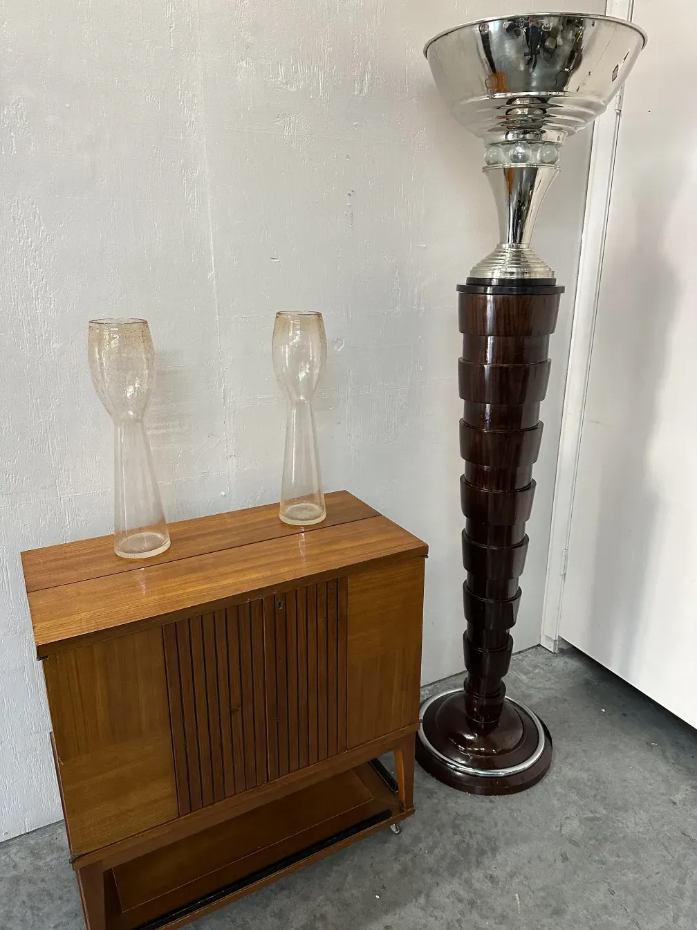 Dos florero antiguos de murano con detalles decorativos y un ambiente acogedor.