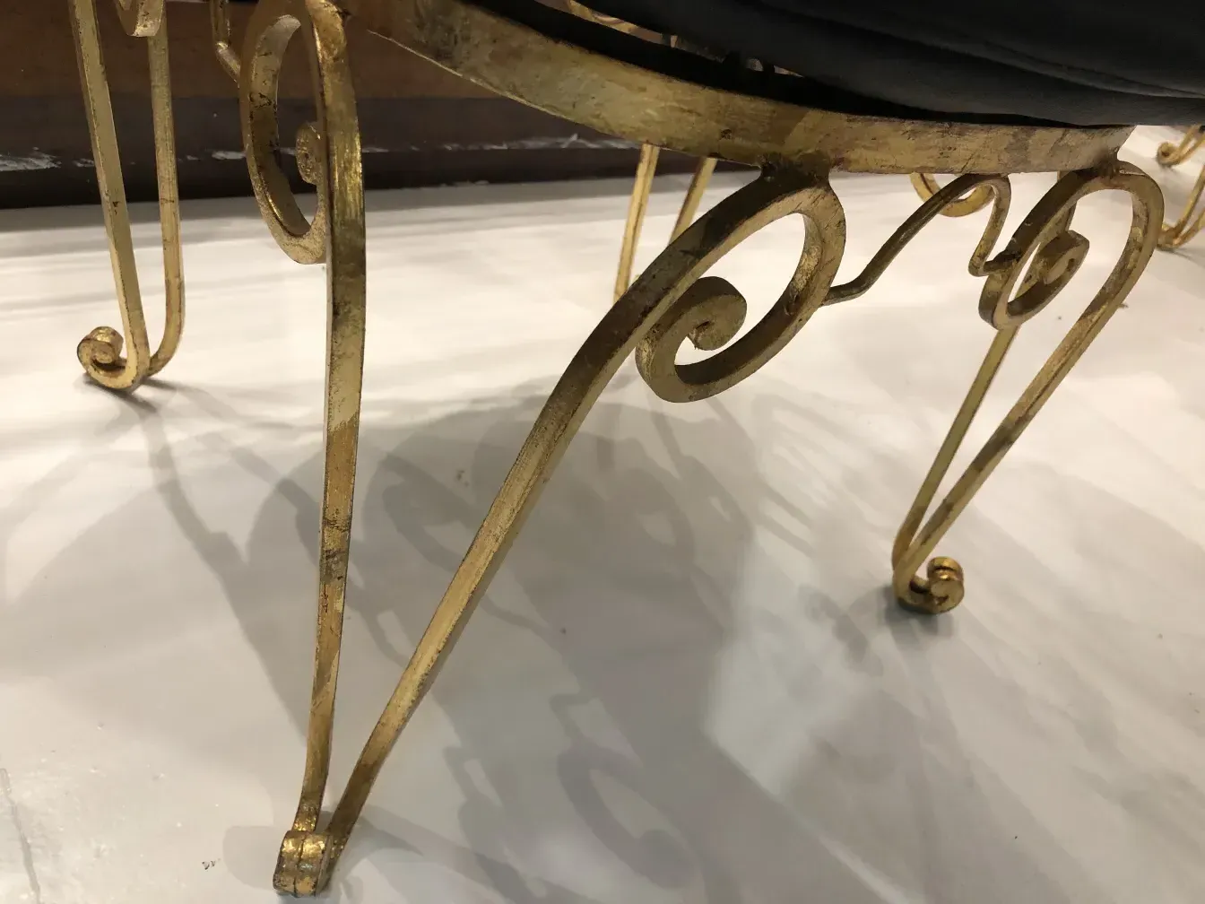 duas cadeiras de jardim antigas art deco com detalhes decorativos