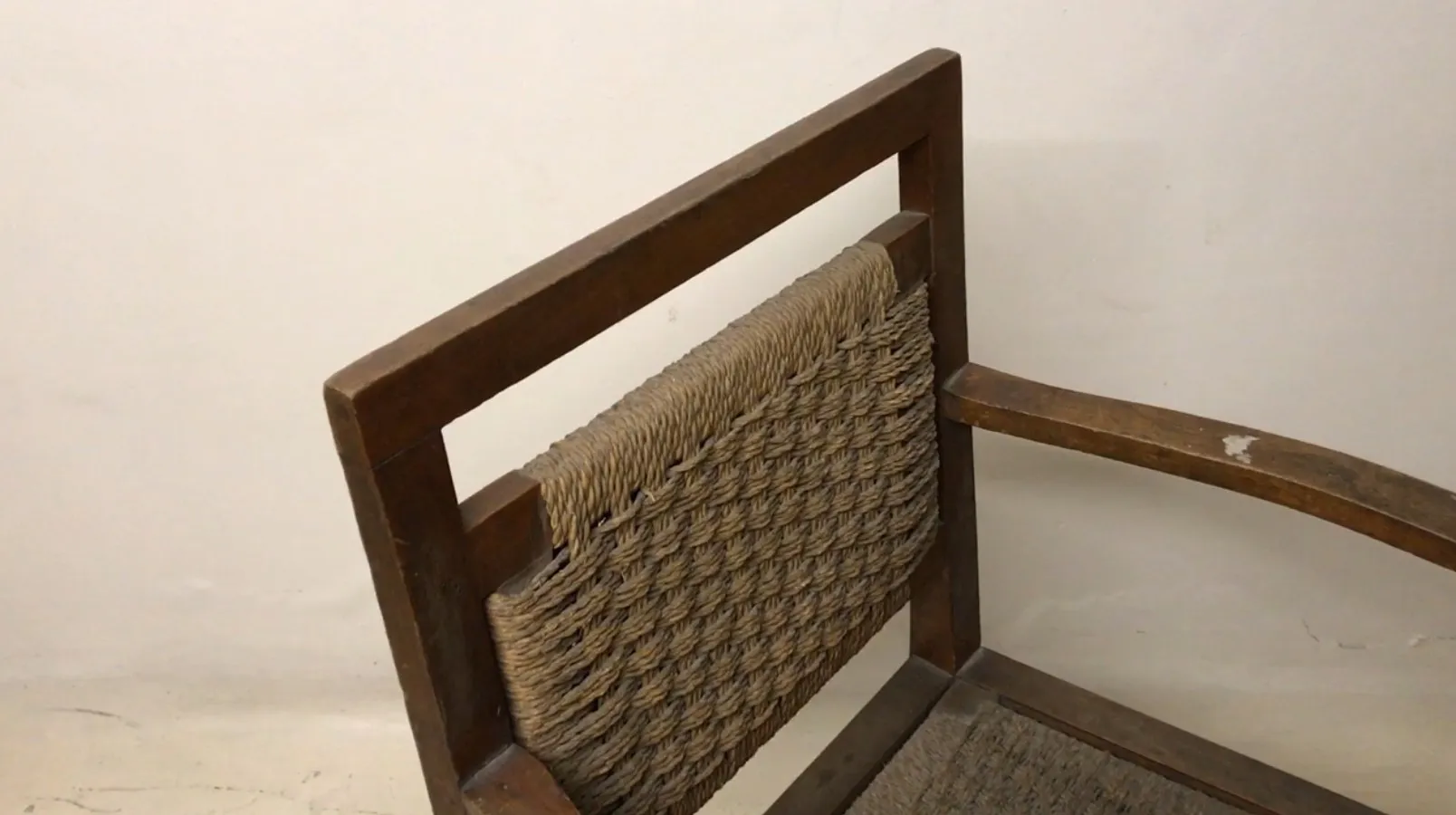 आर्मचेयर-प्राचीन-विशिष्ट-डिज़ाइन-और-बुने-डेटेल