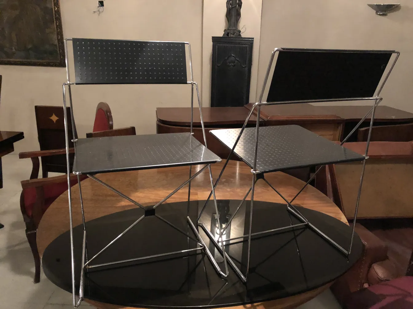 दो प्राचीन कुर्सियाँ, कुशन के साथ, एक सुरुचिपूर्ण माहौल में